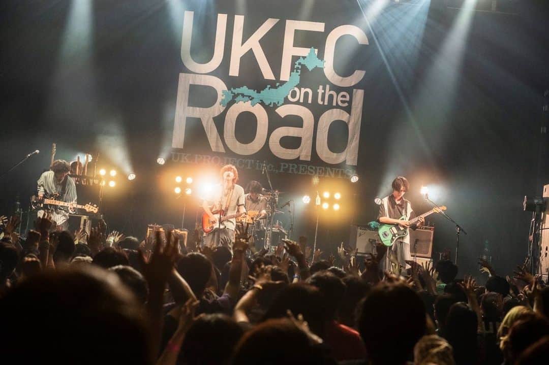 兼丸さんのインスタグラム写真 - (兼丸Instagram)「9/10 Zepp Shinjuku 「UKFC on the Road 2023」  所属した2019年に有観客で一度だけ新木場でのUKFCに出演させてもらったことがあって。  当時、最若手、偉大すぎる先輩方。 出させてもらえただけで感謝でした。  そして、コロナの数年。 有観客では出来ず、例年開催場所とされていた新木場コーストも閉館。 この数年で僕らを含む若手も増えて。  今のUK.PROJECTの音を僕自身が体感したかったのと、僕らはUK.PROJECTなんだということを確かめたかった。  そして、今まで築いて下さってUK.PROJECTのアーティストごと好きで見て下さる方々にも僕らがどう映るのか、受け入れて頂けているのか。 まあ、色々考えてる中で、シズゴマネージャーのアイアンにいつかの打ち上げの席でUKFCやりましょうよ！(いや、寧ろなんでやらないんですか！みたいなスタンスだったかも)と熱弁したところ。。  忙しい中、動いて下さって実現しました。  そして、やんややんやと忙しく過ごしてたら当日がやってきたら、どうですか。 最高のフェス。そして、ここは僕らのホームなんだという実感。各アーティストの音、パフォーマンス。  演奏上手すぎて笑っちゃったりして。  これを聴きたかった、求めていたんだと。  打ち上げも初めましての先輩方、後輩のみんなともお話できて、本当に良い1日になりました。  発起人という形で名前を出して頂きましたが、この日を成立させようと動いてくれた人、そして、会場に足を運んでくれる"あなた"が居なければ、この最高な1日は作れませんでした。  わがまま聞いてもらってこの日を作って下さり、ありがとうございました。 そして、新しいスタート。 これからもUKFC、the shes gone宜しくお願いしまーーーす！！！！！  photo by 河本悠貴   #UKFC  #theshesgone」9月18日 21時05分 - kanemaru.425