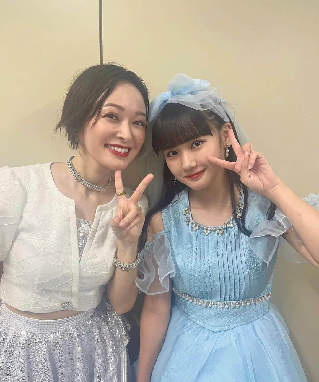 横山玲奈さんのインスタグラム写真 - (横山玲奈Instagram)「📸💗 . 市井紗耶香さんとお写真を撮っていただきました🫧🤍  宝物写真すぎて自分だけのアルバムにそっといれておこうと思ってたんだけど... 嬉しすぎて黙っていられなかったから載せます...🥲💗笑 市井さんありがとうございました🌼 . . #市井紗耶香 さん #横山玲奈 #morningmusume23 #ハロプロ25周年」9月18日 21時06分 - reina_yokoyama.official