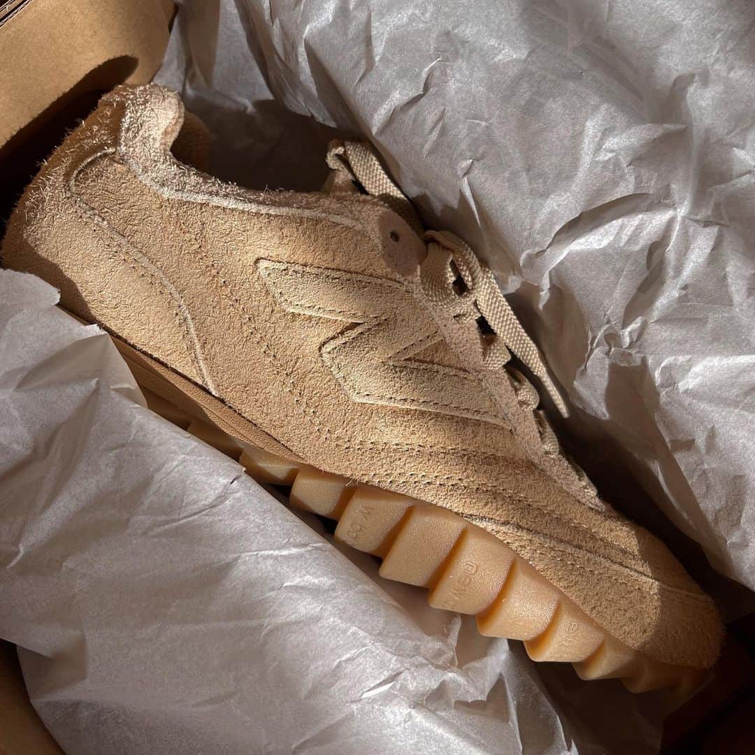 Love_Lifeのインスタグラム：「一目惚れした @auralee_tokyo × @newbalance   スニーカーはあまり履かなくなったけど、今期は取り入れたい気分  ファッションって本当に楽しい、、」
