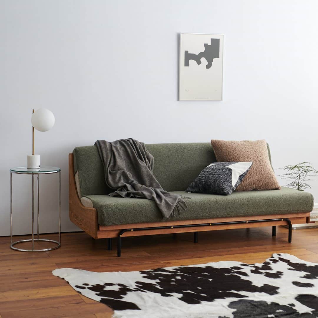 journal standard Furnitureさんのインスタグラム写真 - (journal standard FurnitureInstagram)「人気のソファベッドの『HABITAT SOFA BED』の『EASY COVER』に新作が登場！ ⁡ ふんわりと柔らかく、気持ちの良い肌触りが魅力的なパイル地の『SKY2017』。 色味は落ち着いた印象を与えてくれて、尚かつお部屋に彩りをプラスしてくれるようなグリーンとオレンジの2色展開。 ⁡ 寒い地域で身にまとうコートのファーのような素材が特徴の『Eskimo』。 色鮮やかなクッション等を合わせると、より一層素敵なお部屋にできるグレー。 ⁡ HABITAT SOFAは通常のソファと比べても、ちょっとした小上がりの座敷のような感覚の使い方が可能。 「くつろぐ時」 「遊ぶとき」 「団欒の時」 など、様々なシチュエーションで共に過ごして頂く時間が多いアイテム。 そんな時に気になるのが【汚れ】。 ⁡ BEDのボックスシーツのように簡単に着脱のできるアイテムで気兼ねなくご使用いただけます。 ⁡ 万が一汚してしまっても本体のカバーはそのまま、イージーカバーのみを取り外して手洗いでのお手入れが可能です。 ⁡ ---------- ⁡ 【 NEW ARRIVAL 】 ⁡ ■HABITAT EASY COVER ・SKY2017 (グリーン / オレンジ ) 　W2000 ¥33,000 　W1800 ¥30,800 ⁡ ・Eskimo (グレー) 　W2000 ¥37,400 　W1800 ¥34,100 ⁡ ------------ ⁡ #journalstandardfurniture #baycrews #interior #furniture #sofa  #livinginterior #sofadesign #sofabed #livingroominterior  #interiordesign #habitatsofabed #habitat」9月18日 21時21分 - js_furniture