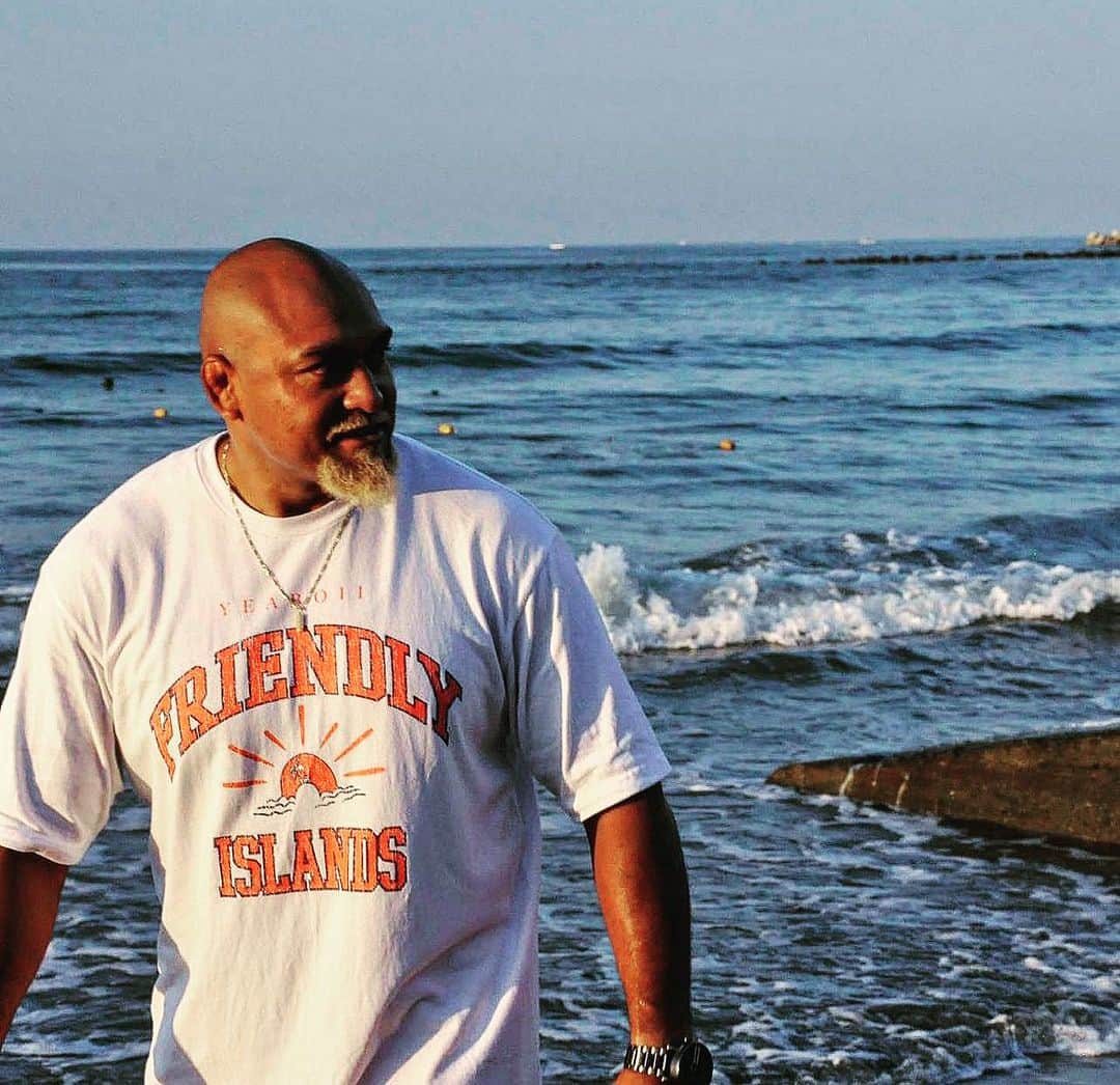 のインスタグラム：「Friendly Islands T-shirts  トンガは、フレンドリーアイランドと呼ばれています。 昔々、ヨーロッパからトンガに初めてやってきた人々が トンガの人々のおもてなしの心、フレンドリーな国民性に感銘を受けて トンガはまさに”フレンドリーアイランド”と名付けたからなのです🏝️ フレンドリーアイランドで生まれ育った僕が思う、トンガのイメージを、自分でイラストを描いてみました🎨🖌️ ぜひオンラインショップをチェックしてください😄  #yeaboii #tongaislands  #friendlyislands  #toko」