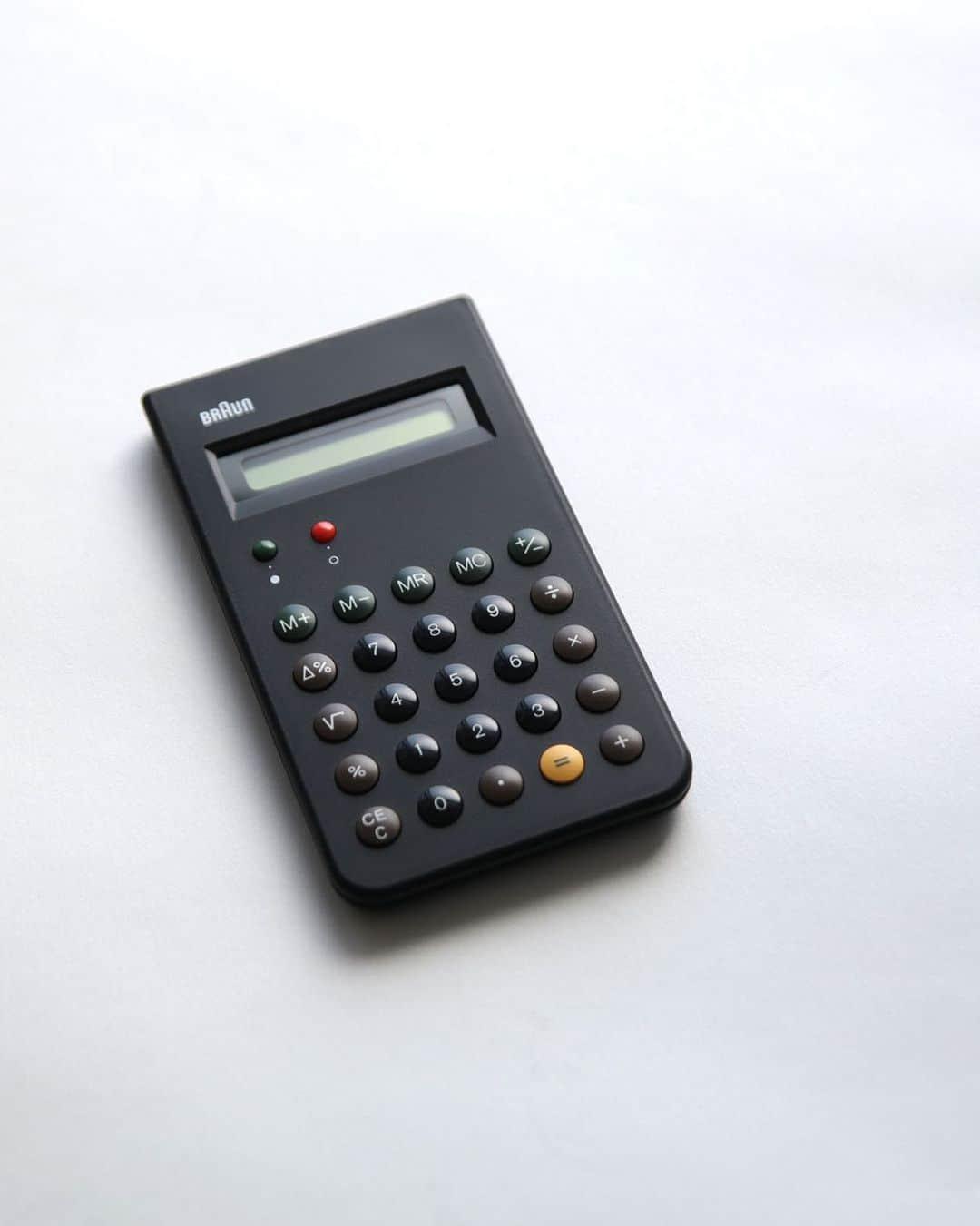 B.L.W (ブルー)のインスタグラム：「___ . New. BRAUN / Calculator BNE001BK ______ @braun_global . 1987年に発売されたBRAUNの電卓 「ET66」 の復刻モデル 「BNE001」が入荷して参りました。 . ET66はディーターラムスによってデザインされ、名作プロダクトとの声も多く、初期のiPhoneの計算機アプリのデザインにも影響を与えたと言われています。 . BRAUNらしさの詰まった名作の復刻、嬉しい限りですね。 . . 詳細はリンク、又はプロフィール( @borderless_b.l.w )よりご覧下さい。 . . #braun #ブラウン #ディーターラムス #dieterrams #et66 #bne001 #電卓 #復刻 #borderless_blw」