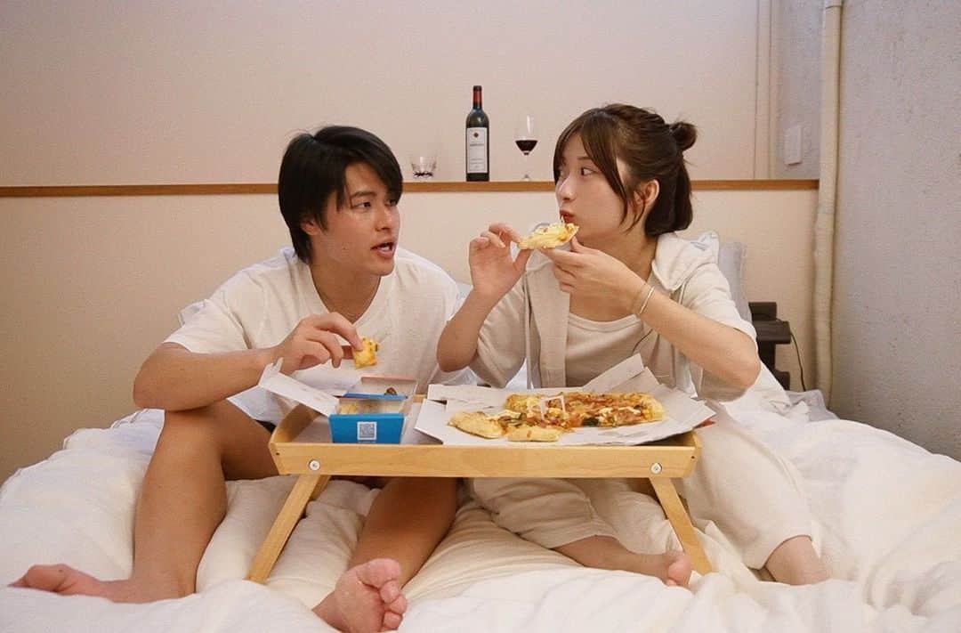 華金カップルのインスタグラム：「久しぶりのお悩み相談コーナー💁🏻‍♂️💛  明日YouTubeアップします！ 皆んな何時アップがいい〜？」
