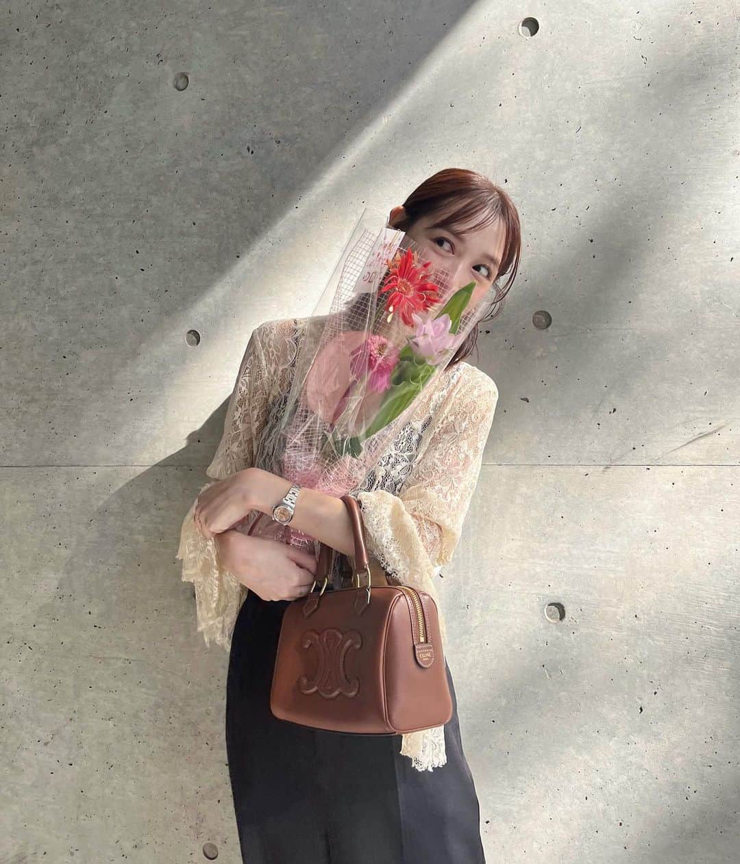 山内遥のインスタグラム：「.  猛暑だったけど幸せな休日〜💐♡  tops: @akte_official  総レースと袖のボリューム感に一目惚れ。。🪶 .」