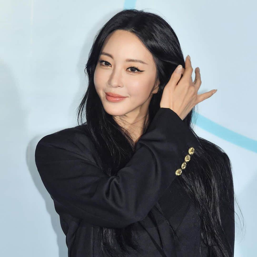 ハン・イェスルのインスタグラム：「ᵀᴴᴬᴺᴷ  ᵞᴼᵁ  ᶠᴼᴿ  ᴬᴸᴸ  ᵀᴴᴱ  ˢᵂᴱᴱᵀ  ᴮᴵᴿᵀᴴᴰᴬᵞ  ᴹᴱˢˢᴬᴳᴱˢ  ᴬᴺᴰ  ᴳᴵᶠᵀˢ 🤍  (출처 뉴스엔)」