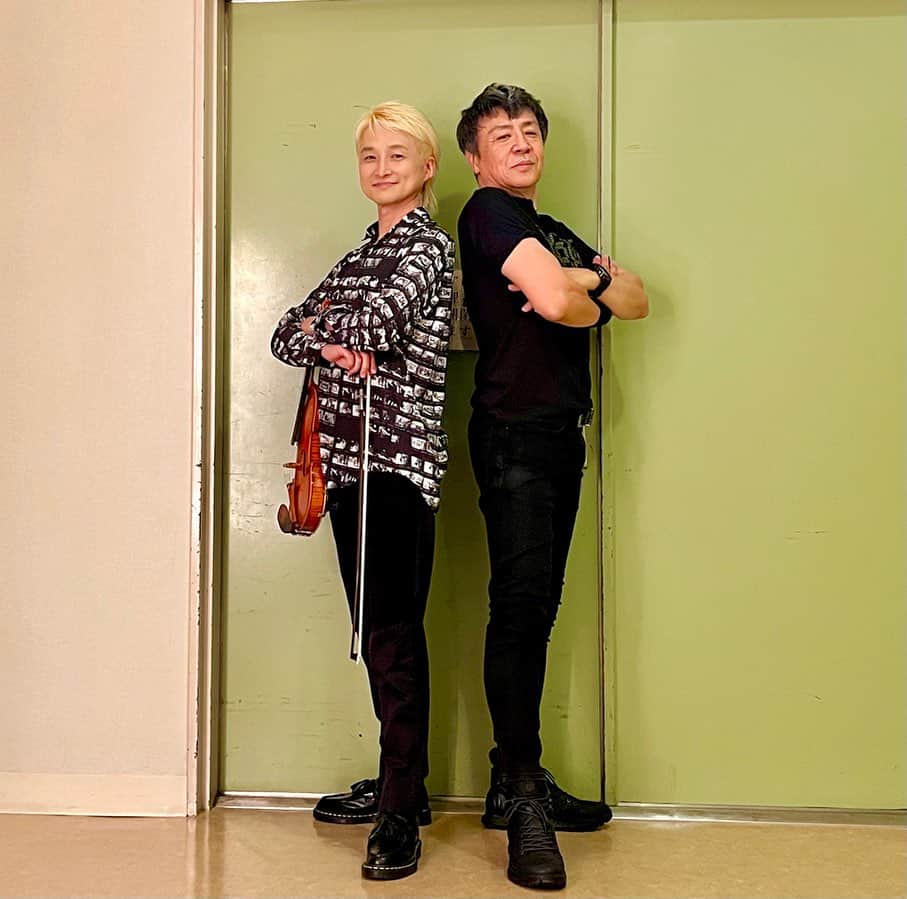 のインスタグラム：「・・・・・・  KNOCK KNOCK 2023.9.18.  with NAOTO  今日も一期一会の音の競演  ああ来れば、こう行く  弾け合い、溶け合い、  高め合い、包み込む、  そのせめぎ合いが会場全体に響き渡る  そして大合唱での大団円を迎える  ありがとう  ・・・・・・  #世良公則 #masanorisera #naoto #acousticlive #acousticmusic」