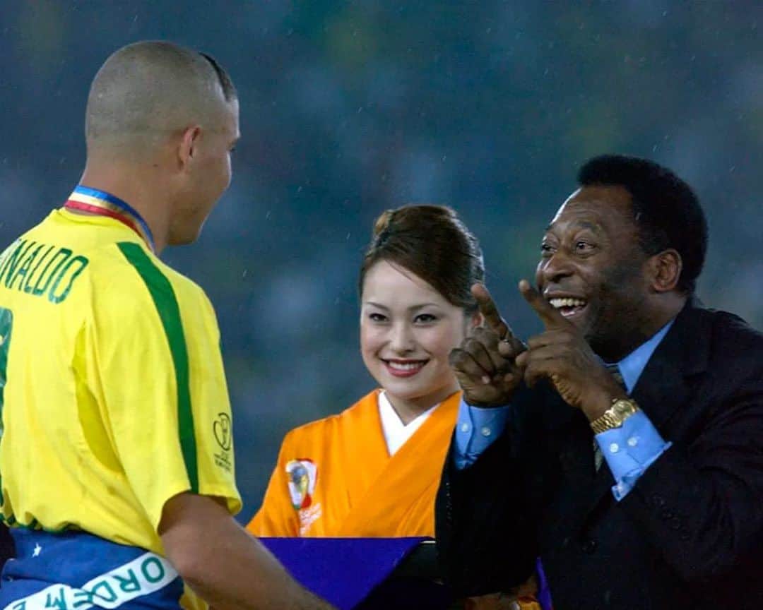 ペレのインスタグラム：「Receber esse olhar e esse abraço do Rei Pelé deve ser uma experiência incrível, né, @ronaldo? Como presente em seu dia, a Pelé Foundation divide essa lembrança inesquecível para você e para todos os brasileiros. Feliz aniversário, Fenômeno!  . Getting that look and that hug from Rei Pelé must be an incredible experience, right, @ronaldo? As a gift on your day, the Pelé Foundation shares this unforgettable memory for you and for all Brazilians. Happy birthday, Fenômeno!」