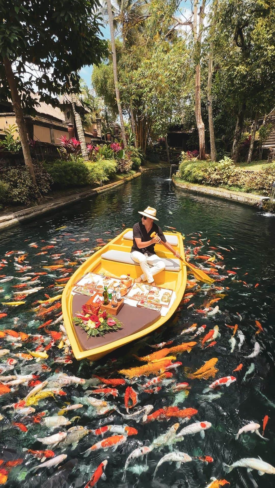 Live To Exploreのインスタグラム：「Finding nemo in Bali 🐠  Picnic experience with fish in Bali, Ubud ✅ one of a kind! So exclusive and unique.   📍 Kamandalu, Ubud | @kamandalu 🤳Follow @im.nowhere to discover more Bali hidden gems and things to do and see.   #kamandalu #bali #baliguide #visitbali #balimo #baligasm #besthotels #imnowhere #travelblogger #balidaily #balilife #ubudbali #ubudlife #picnicparty」