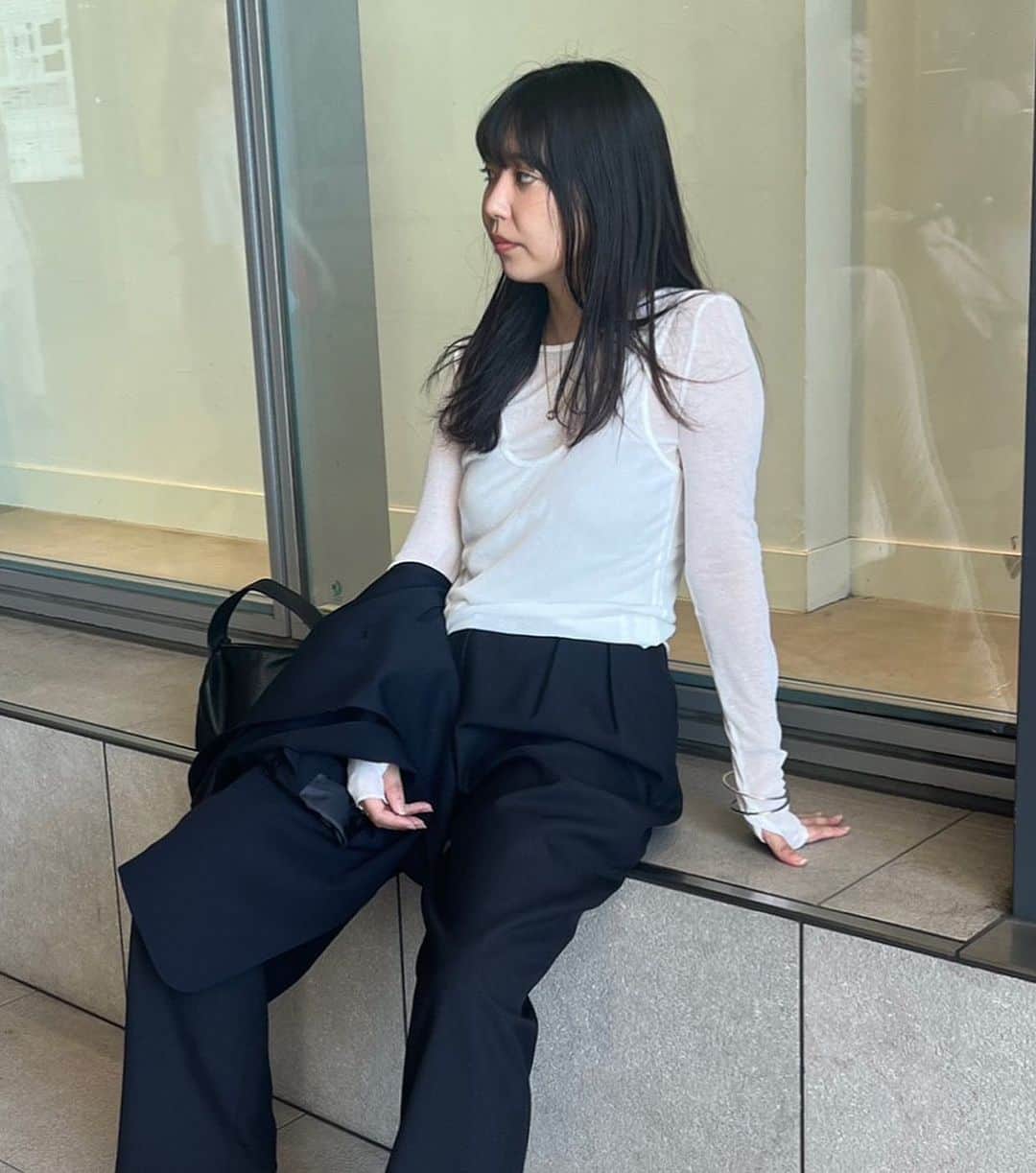 ETRÉ TOKYO ストアのインスタグラム：「@etretokyo  【9/21 New Arrival】 ㅤㅤㅤ ㅤㅤ #ETREシアーテレコレイヤードロンTee WHITE / BEIGE / BROWN F size ¥19,800(tax in)  ㅤㅤㅤ  新宿スタッフ @etretokyo_maki 161cm  本社スタッフ @sakiko_113 154cm  ㅤㅤㅤ 着用カラー：WHITE  ㅤㅤㅤ  - - - - - - - - - - - - - - - - - - - - - - - - - - - -  商品詳細はTOPページURLよりチェック🔍 ›› @etretokyo_store  ㅤㅤㅤ スタッフコーディネートも毎日更新中【 #etretokyo_staff_ootd 】をフォロー🐿️  TOPページの"フォロー中"から 気になるスタッフのアカウントをフォロー🤝  ㅤㅤㅤ ㅤㅤ  - - - - - - - - - - - - - - - - - - - - - - - - - - - - ⁡  【INFORMATION】 ⁡ㅤㅤㅤ ⁡ ※ 9/21(木)発売のアイテムは 9/22(金)12:00よりお在庫のある場合、ルミネカード会員様限定で店舗通販のご利用が可能です。  ⁡ ※お電話がつながりにくい可能性がございます。 ⁡ ※また混雑時には入場制限及び 試着点数の制限を設けさせて頂きます。 予めご了承ください。 ⁡ ⁡ ご理解、ご協力を賜りますよう 心よりお願い申し上げます。   ㅤㅤㅤ 【LUMINE SHINJUKU STORE】 ETRÉ TOKYO ルミネ新宿2店 TEL：03-5989-0979  ー営業時間ー (平日、土日祝)11:00-21:00 ⁡  #etretokyo#etre#fashion#etretokyoshinjuku #etre#2023etre#etretokyo_staff_ootd#2023aw #大人ファッションコーデ #シンプルスタイル #白黒コーデ #レイヤードスタイル #オトナカジュアルコーデ #フラットシューズ #秋先取り」