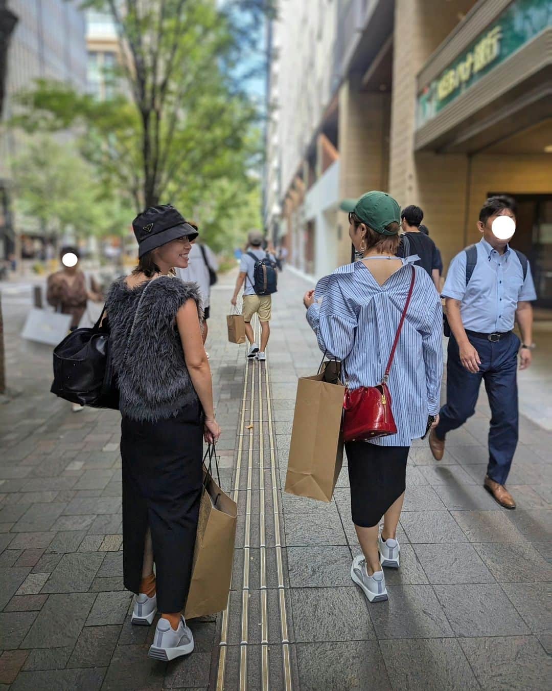 鍋島のぞみのインスタグラム：「オールバーズで #おそろバーズ 👟 @allbirdsjapan  【世界で最も快適なスニーカー】 快適な物を選ぶのは当たり前。 【天然由来の素材を使ったサステナブルなシューズ】 生活している地球の事を考えて行動するのも今や当たり前。  じゃあ何で #おそろバーズ ？  普通、一緒にお買い物に行っても お子様のために子供服売り場に行かなきゃいけなかったり 男女でもフロアが違ったり… その間、暇してたり別行動になるけど。 （私は結構人のお買い物付き合うの好きだけど）  オールバーズに一緒にお買い物に行くと言う事は 老若男女が同じ空間で同じ棚で同じプロダクトを見て 「私はこっちの形が好き」 「僕はこの色が好き」と話したり。 各プロダクトに表示されたカーボンの数値を見て考えたり オバマ大統領やティム・クックも履いてるらしいとか ウンチクを披露したり 扉の取手の形が足の形だと言う事に気付いたり。 （愛犬も連れて来れるし）  スーパーに一緒にお買い物に行って 好きな物だったり カロリーや添加物について話しながらお買い物する感覚。  だからきっと オールバーズで #おそろバーズ 👟 なのかな、という自分的解釈。 #allbirds  #オールバーズ」