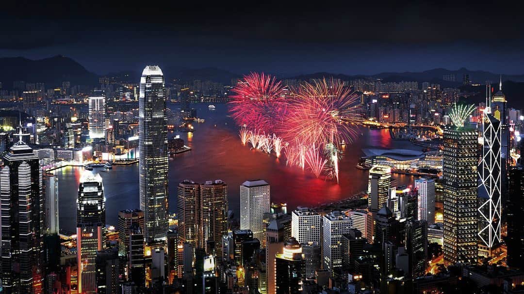 Discover Hong Kongのインスタグラム：「Join us for the mesmerising National Day Fireworks display🎆 over Victoria Harbour on 1 October to celebrate the 74th birthday of the People's Republic of China!🎉  The 23-minute show comprising 8 scenes with the multi-colour hydrangea making its debut🤩, will take place at 9pm on 1 October 2023 (Sunday) after 5 years. We can't wait to celebrate the National Day together under the dazzling fireworks with you all!🥳  🎆為慶祝中華人民共和國成立74周年，國慶煙花匯演會於10月1日晚上9時舉行，璀璨煙花再次照亮香港夜空。 匯演的主題共分為八幕，其中第一幕的「心心『雙』印」💗圖案、第二幕的「洋紫荊」及第六幕的「紅色五角星」將會是焦點特色，而第五幕出現的彩色繡球煙花，更加是首次在港展示。匯演歷時23分鐘，由三艘躉船及六艘小浮船在九個發放點，合共發放 31,888 枚煙花，在維港兩岸帶來不一樣的觀賞煙花體驗。✨  #NationalDayFireworks #HelloHongKong #DiscoverHongKong 🎆🥳🎆🥳🎆🥳🎆🥳🎆🥳🎆🥳🎆🥳🎆🥳🎆🥳 Hong Kong welcomes you✈️! Now travellers can get ‘Hong Kong Goodies’ 🛍️vouchers including one FREE welcome drink🍸 in the hottest bars! Check out the details here: bit.ly/HelloHKgoodiesEN. Hope to see you all soon! 香港歡迎你✈️！而家遊客仲可以享用「香港有禮🛍️」消費優惠券，去得獎酒吧免費飲返杯🍸🍹！詳情請留意 bit.ly/HelloHKgoodiesTC」