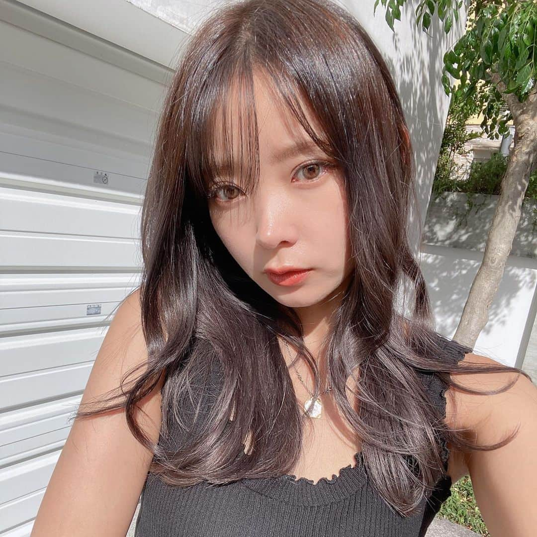 mimのインスタグラム：「髪を染めましたの🪮💇‍♀️ いつもありがとうございます！ 明るいのに飽きてしまったので、今回は5トーンくらい落としたよ  グレーアッシュにブルー混ざってるらしい🩶🩵 つやつやとぅるとぅるで幸せーっ 美髪強化期間🫶」