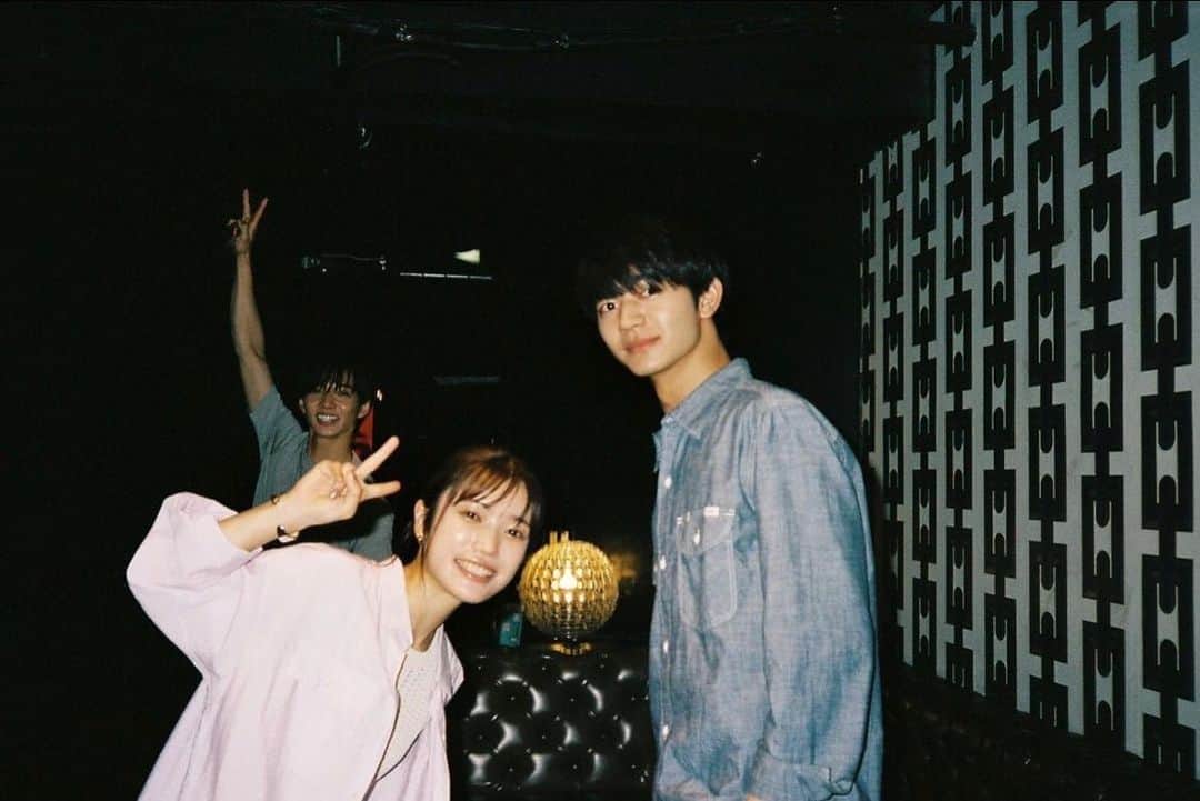 美山加恋のインスタグラム：「#アラクオ 第９話ありがとうございました☺︎  明日美にとって大きな存在となりつつある洋一くん。 このドラマでいちばん大人ですね。笑 本質をついてくる姿にハッとしてしまいます。 明日美…こんな人がそばにいてよかったよ。 ヘッドホンのくだり最高ですね。🙏🏻 最終話も最高なので引き続きお楽しみください。  自分のどうしようもない、全力の気持ちと体当たりした明日美とは打って変わり、  傷つくのが怖くて、 カッコ悪いことばかりで、 早苗と康祐はすれ違ったままです。 (写真は楽しそうだけど、9話とは全く異なります。笑)  そんな第９話は配信中。 まだの方はぜひ☺︎  いよいよ残すところ最終話のみ。。」