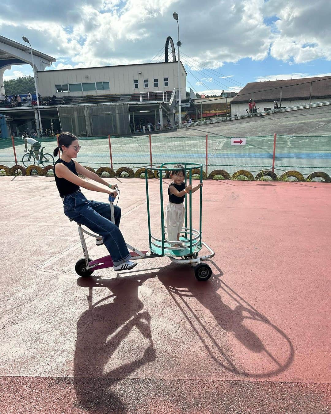 Hiromi Ｍaedaさんのインスタグラム写真 - (Hiromi ＭaedaInstagram)「３連休♡ 何気に初の関西サイクルスポーツセンターへ🚲 漕いで漕いで足が棒になりました笑  子供達と遊ぶのも体力いるな〜、 元気なうちに色々連れて行ったらなな〜って帰り道の会話👵🏻👴🏻笑  denim @louloustudio_paris #louloustudio bag @iacucci_jp #IACUCCI#イアクッチ belt @ca_ito.jpn #caito」9月18日 21時29分 - hiron953