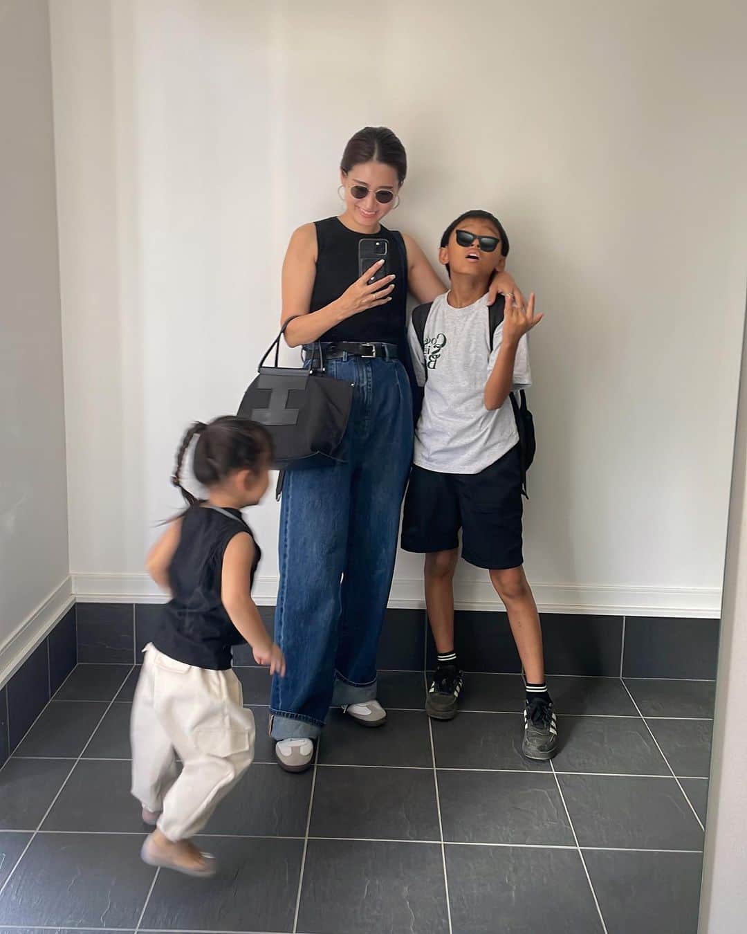 Hiromi Ｍaedaのインスタグラム：「３連休♡ 何気に初の関西サイクルスポーツセンターへ🚲 漕いで漕いで足が棒になりました笑  子供達と遊ぶのも体力いるな〜、 元気なうちに色々連れて行ったらなな〜って帰り道の会話👵🏻👴🏻笑  denim @louloustudio_paris #louloustudio bag @iacucci_jp #IACUCCI#イアクッチ belt @ca_ito.jpn #caito」