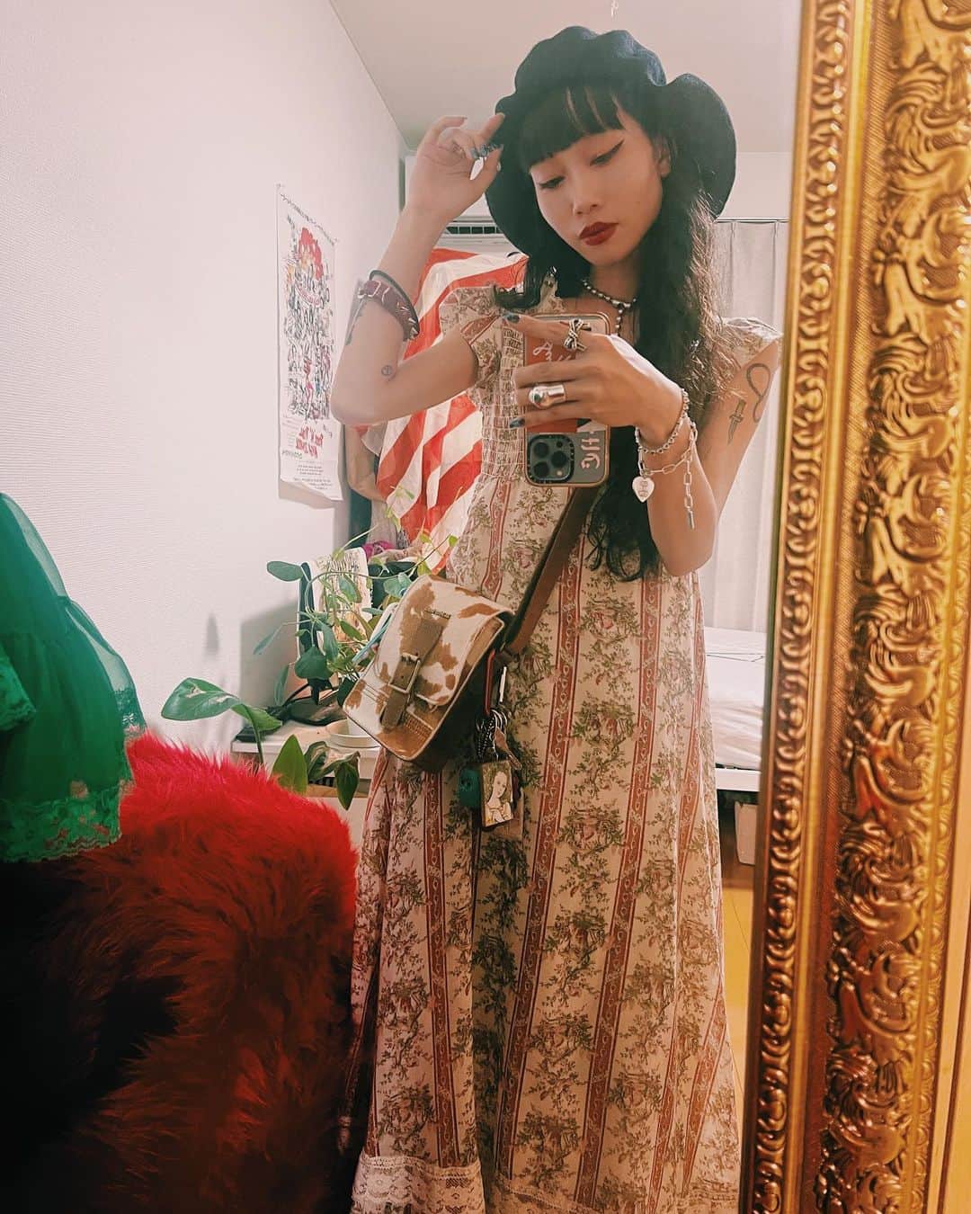 のインスタグラム：「. vintageのワンピースは @itimi.jp で よく聞かれるベレー帽は @heads.tokyo のもの。 BAGは @tasuyume からのプレゼント🎁 @drmartensofficial  .  #swallowsnest_clothe #tsubame_私服 #70s #punkgilr #燕の巣 #tokyostyle #drmartens #streetsnap #littlegirl #supergirl #gal  #tattoogilr #タトゥーガール」