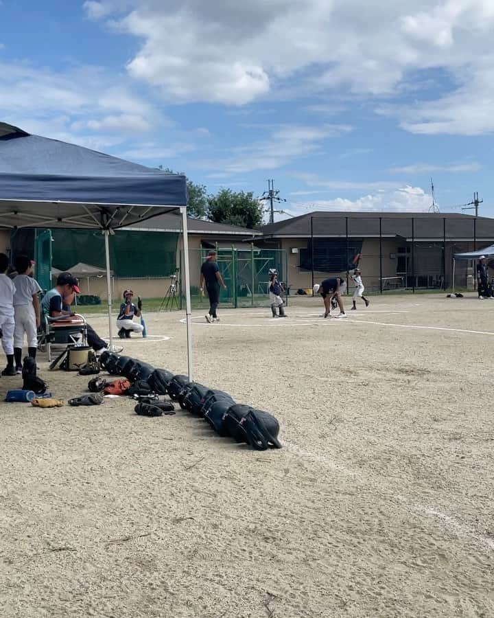 生島早織のインスタグラム：「三連休🎌  ３日間とも子供達は野球⚾️ 内２日間は、練習試合🏟️ 来週末公式戦を控えているので良い練習になりました❣️  4年生以下の大会⚾️ 私もその日は応援📣 じーじも来てくれるって😃  今日の練習試合🏟️  長男は、6番セカンド 次男、途中交代でライト 📷は無いけど、次男も今日はバットに当てた❣️👏 惜しくもアウトになったけど、上達を感じたよ〜🥹  ベンチでもランナーコーチに出ても、しっかり声出して、たまにチームメイトに説教して😅  交代で試合に出た時は凄く嬉しそうだった🥹❣️ そりゃ、試合出たいよね☺️  長男は、チームメイトの応援もそこそこにテントの奥でずっと素振りしてる👏 誰に言われたわけでも無いんだろうなぁ〜 本当に上手くなりたくて仕方ない😃 打ちたくて仕方ない❣️  勉強机では5分と集中力が持たないけど、グランドでは、集中力が切れる事がないのか？ チームメイトと談笑する姿はあまり見ない。 いつ見ても、1人真剣すぎる😅  その集中力羨ましいわ〜😊  夕方練習が終わり帰宅しても、まだ練習に行くと言う長男⚾️  次男を誘ってみると・・・  『僕は本読んでる📕』  レギュラーと控え⚾️  そりゃ差が出るよね😅  でも、それで良いんだよ〜👍  それぞれで良いのよ❤️  応援してるよ📣❣️ いつだって全力応援だよ💪  それにしても３日間被ったキャップ🧢臭すぎる👃😅  #双子育児 #双子兄弟 #双子それぞれ #双子あるある #野球少年 #公式戦間近 #練習試合 #野球大好き #全力応援 #自主練あるのみ  #twinstagram  #7yearsold  #学童野球」