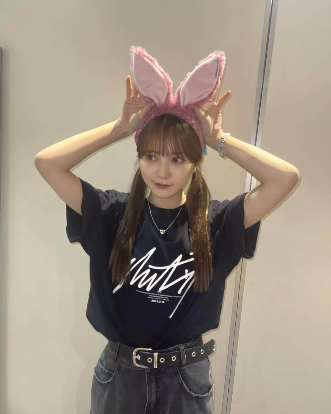 のインスタグラム：「本日は大阪でリアル ミート＆グリートが行われました〜 会いに来てくださった皆さんありがとうございました！楽しかったです☺︎🩵  今日のうさぎかとしと最近のかとしふく！  新グッズのうさみみカチューシャつけてみました！ 最近はmoussyのゴツゴツベルトがお気に入りでよくつけてます🤞🏻 黒ばっかり着てるな〜🙂  #shihogram」