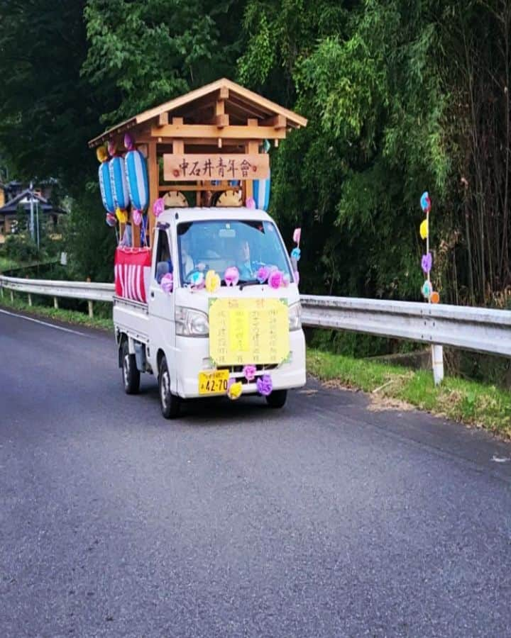 ふくしま組子『カナザワタテグ』のインスタグラム：「矢祭町中石井区の 石井神社豊年祭は  四年ぶりとあって  町内外から 多数の方々が お出でくださいました  おかげさまで 無事に終えることが 出来ました  これは 中石井区の皆様 事業所の皆様からの ご寄付ご提供など  これ以上ない ご厚意の賜物であります  こどもたちをたのしませること  モチベーションは これにつきた次第です  お帰りの皆様の笑顔が 私たちにとって 何よりの褒美でした  心より御礼申し上げます  私たちは ２０年目 ３０年目と  続けられる体制を 整えております  また来年 中石井に遊びに来てくださいね  中石井青年會 会長　金澤良一 会　員　一　同  #中石井青年會 #石井神社豊年祭  #こども相撲大会  #矢祭町中石井 #矢祭町」