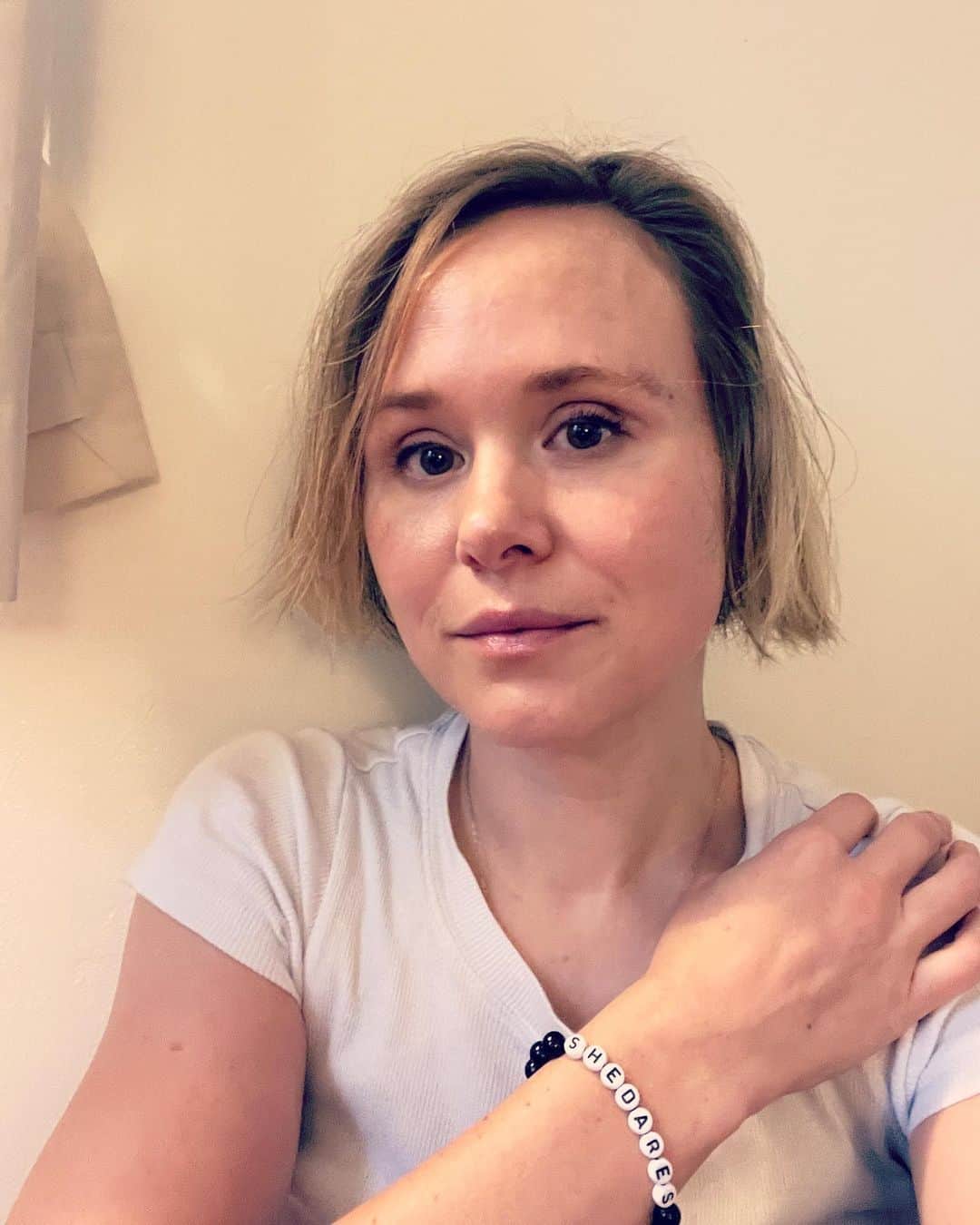 アリソン・ピルのインスタグラム：「I am so honoured to be an ambassador for @womenforwomen , and to share the new #shedares bracelet made by women survivors of war.  The work of these women to overcome the trauma of war, sexual violence, and inequality is astounding.  They work in small groups to support one another, educate one another, and heal.  If you have the means to donate now, your support will be triple matched, and continue the work of these women in Afghanistan, Congo, Ukraine, and so many other places affected by conflict.  These daring local-led programs can help heal so many with their work, so help spread the word.  Thank you to all the educators and leaders!」