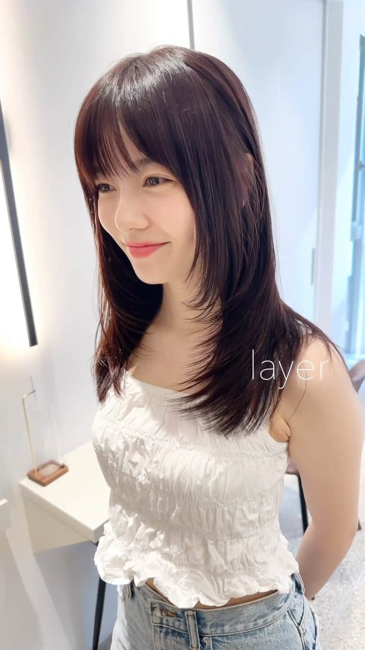 齋藤純也のインスタグラム：「レイヤースタイル✂︎  全体像で柔らかく丸みのあるデザインに💇‍♀️ 今回はオレンジヘア 骨格と輪郭と髪質に合わせて誰よりも似合うヘアスタイルを♩  ✴︎PRICE✴︎ カット✂︎7700円 カラー✂︎7700円  カットなしの場合シャンプーブロー料金+2200円 カラーはトリートメントin処方で圧倒的な艶感と手触りをプラスします。 ブリーチor3Dハイライト施術はプラス7700円です。 パーマ✂︎7700円 トリートメント✂︎種類多数によりカウンセリングで決めさせていただきます。5500円〜11000円 縮毛矯正✂︎17600円、前髪のみは6600円 ・ ネット予約が×の所もお電話かDMで時間調整できますので気軽にご連絡ください！ kelly.表参道本店　A1出口より徒歩45秒 東京都渋谷区神宮前5-2-5 JY表参道ビル２Ｆ kelly. ・ ・ ✔️群馬県伊勢崎市で出勤するスケジュールは隔週水曜日です。 群馬店は料金が異なります、お問い合わせください 群馬のご予約はＤＭまたは ホットペッパービューティーで  kelly. by L.O.G 検索✂︎ 在籍日程が少なくて申し訳ありません。 薬剤は最新のものを揃えました 群馬県伊勢崎市宮前町146-1」