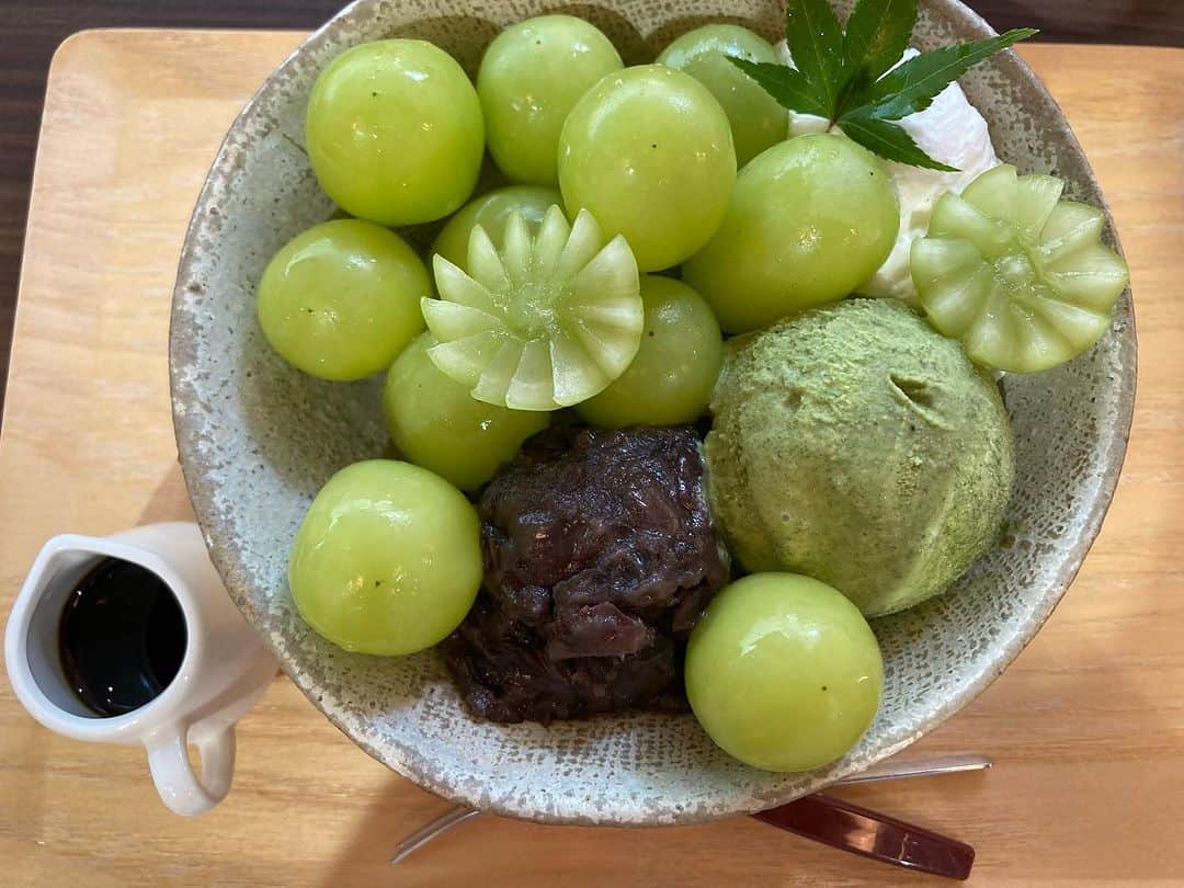 佐伯日菜子のインスタグラム：「#シャインマスカット #抹茶 #あんみつ #美味しい 昔から葡萄が好き。 陸乃宝珠も好き。 桃も好き パイナップルも好き スイカバーも好き 果物じゃない。」