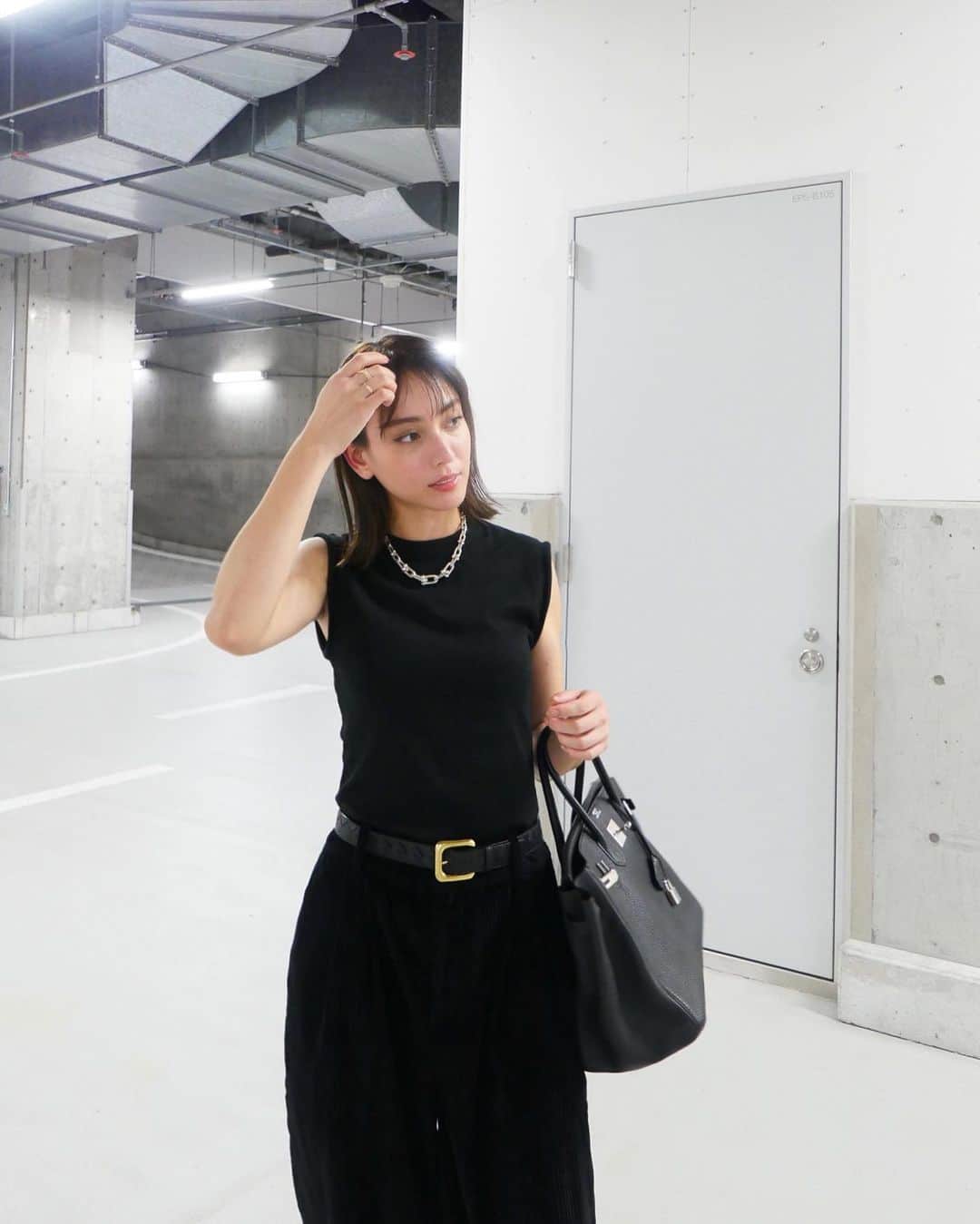 のインスタグラム：「夏の終わりにもがく黒たちで秋の始まりを楽しんでみた日🍇  やっぱり黒といっても素材をコーデュロイにするだけで、夏とは一味違う季節を教えてくれますね。  だけどもがきはタンクトップに 任せてみました🥹  まだまだ夏でいて欲しいなあと考えていたら、右耳から太鼓と笛の音が過ってきました♬  また今日もどこかでお祭りしてるんでしょうか☺️でも結局、お祭りまで行きたいのに耳で太鼓聴いて行った気になり満足してしまうまで、あと5分もかかりません。  でもほんとにどこもかしこも全く全てが秋をまだまだ受け止められない環境で笑っちゃいました☺️  それでも決意固めてやってくる秋にみんなで花道作れますように。」