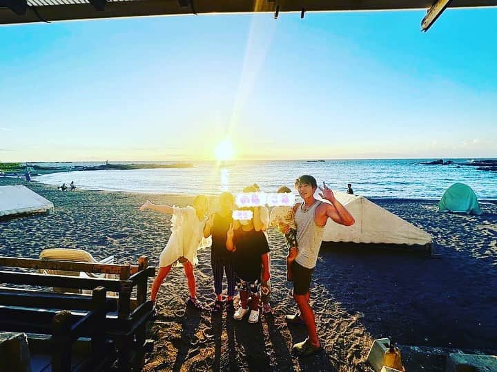 のインスタグラム：「敬老の日に海へ🏖️🌊🏖️  まだ夏はここにあった☀️✨✨  @sugiurataiyou_official  #敬老の日 #思い立ったらすぐ行動  #ラストサマー #まさかの14時出発 #近場の海へ #充分すぎるほど素敵だった #海の家 #海遊び #お義母さんが喜んでてよかった✨」