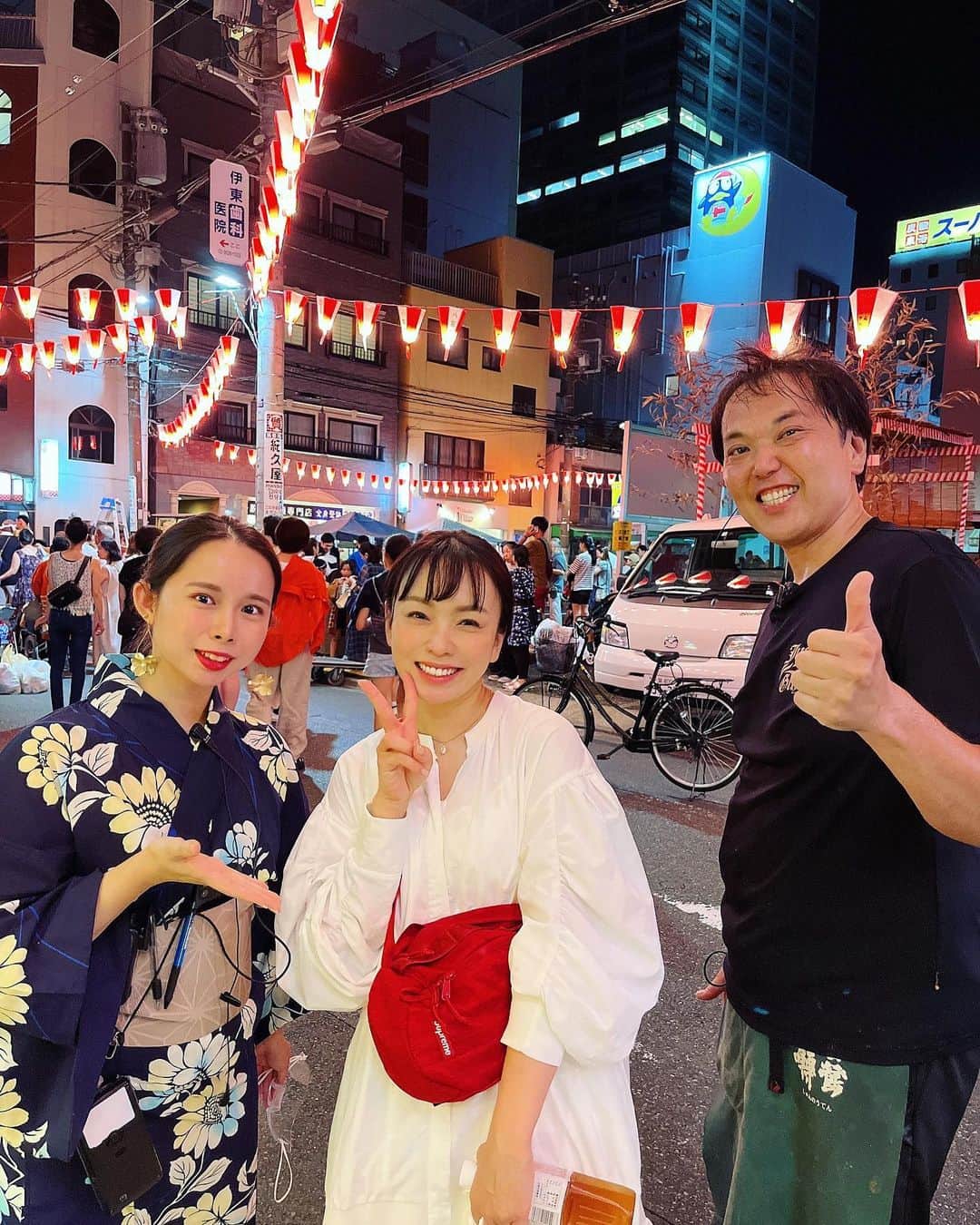 杜このみのインスタグラム：「錦糸町の大好きなお店 『井のなか』さんへご挨拶へ伺ったら、 お店の前で盆踊りをやっていました‼︎😊✨ いつもお世話になっています、工藤さん 浴衣姿が美しすぎる、ちびてんさんと♡」