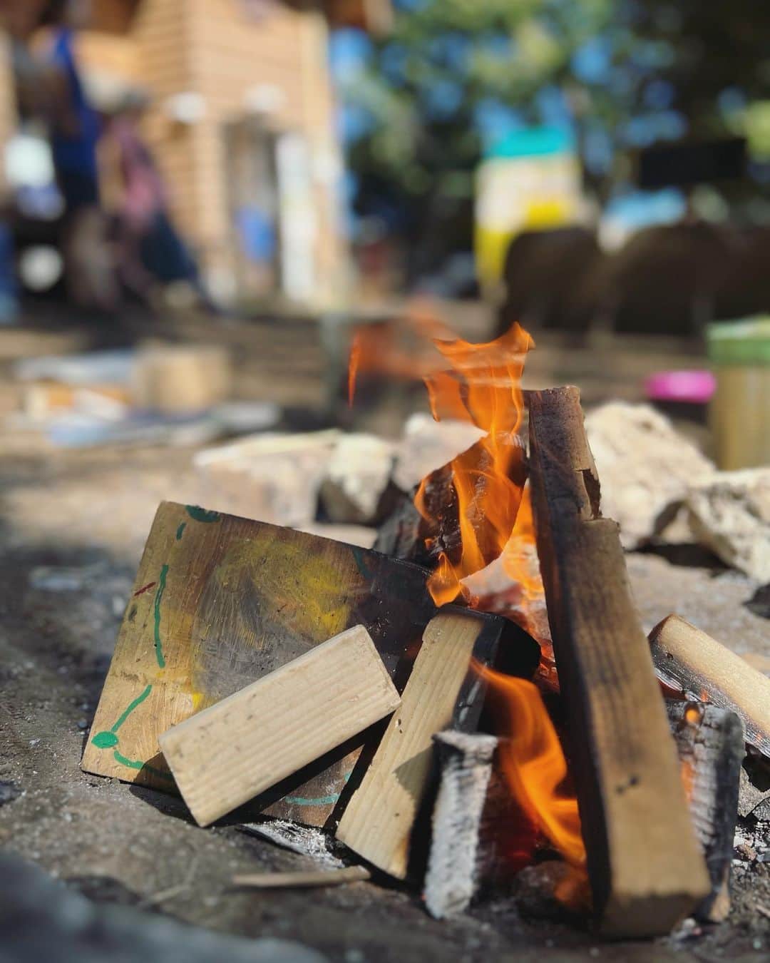 野村真季さんのインスタグラム写真 - (野村真季Instagram)「今日は公園にて焚き火。真夏日だけど焚き火。  前回こちらのプレーパークで焚き火をしてから4ヶ月。前回なかなか上手くできずに苦戦して、結局小学3年生の火おこしマイスターの助けを借りたので、今回は自力でやろうと子供達も真剣な眼差し。 石の置き方や木の組み方などを考えて、新聞にマッチで着火したら、短気を起こさずうちわで地道に扇ぎ、火を木に移らせる。 見事、成功。火が木に移った時、私も嬉しかったなぁ！  木の多いこちらでは日陰にいれば残暑の厳しさも、火の暑さも気にならない快適さ。  パチパチと音を立ててオレンジ色の炎が上がれば、子供たちのお楽しみの焼きマシュマロ。 加えて友人が持ってきてくれた酢イカの駄菓子を炙って食べるのも一興。  火おこしから焼きマシュマロ、そしておにぎりや唐揚げを頬張った子供達は、すでに焚き火への興味を失って、辺りへと駆け出していく。  私と友人は、どっしりと焚き火の前に腰を落ち着けて、木や炭を組み替えて火の管理。 何を考えるでもなく、手を動かして火を見て…「これってマインドフルネス…」と感じ入り、お互いぎっくり腰から回復しきれない微妙な体調ゆえに火に癒される。 （友人は9月初め、私は先週。これって季節の変わり目だから？）  このままあと1時間2時間でも…という親たちの思いとは裏腹に、あっという間に飽きてしまう子供たちは、帰ってゲームしよう！とすでに気持ちはテレビの前に。  焚き火の小さな達成感が、この連休の収穫。 友人とこのところ話しているのですが、 子供という存在をいい意味で横に置いて、自分の体と心のチューニングをしていくタイミングに来たのかもしれないと。 子供が小学生になり少しずつ手が離れてきたことや、私自身が揺らぎの年代に入ったこと、そして、人生後半戦、生き易くするための方策を体と心のバランスを取りながら、自分にとっての「心地よさ」を見つけていきたいなぁ…と。 若い頃とは違う「自分らしさ」の意味が見えてくる気がする、そんな現在地。  #焚き火  #スモア」9月18日 21時36分 - masaki__nomura