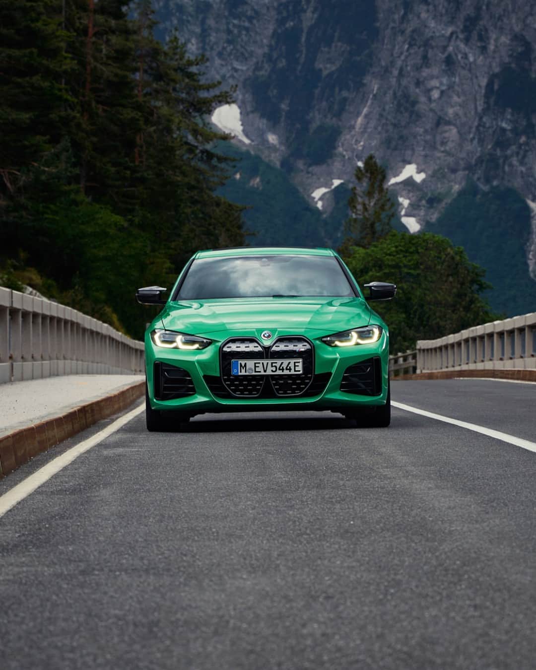 BMWさんのインスタグラム写真 - (BMWInstagram)「Feeling green 💚  The BMW i4 M50. #THEi4 #BMW #BornElectric #BMWElectric #BMWM #MPerformance __ BMW i4 M50: Combined power consumption: 22.6–18.0 kWh/100 km. Combined CO2 emissions: 0 g/km. Electric range: 414–520 kilometers. All data according to WLTP. Further info: www.bmw.com/disclaimer」9月18日 21時37分 - bmw