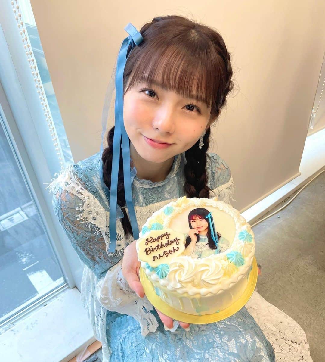 篠原望のインスタグラム：「. 🩵🫧 . . Nozomi Shinohara 1st Fan Meeting💐 . とっても幸せな空間だった🥹 . この輪がどんどん広がっていくように また開催出来るように頑張ります！！ . . 今日会えた方も今日は会えなかった方も 今後会える機会がありますように♡ . . #ファンミーティング #ケーキ #バースデーケーキ #誕生日ケーキ #みつあみ #みつあみアレンジ #三つ編み #ヘアアレンジ #リボン #リボンアレンジ #instagood #birthdaycake #cake #japan #japanesegirl #篠原望」
