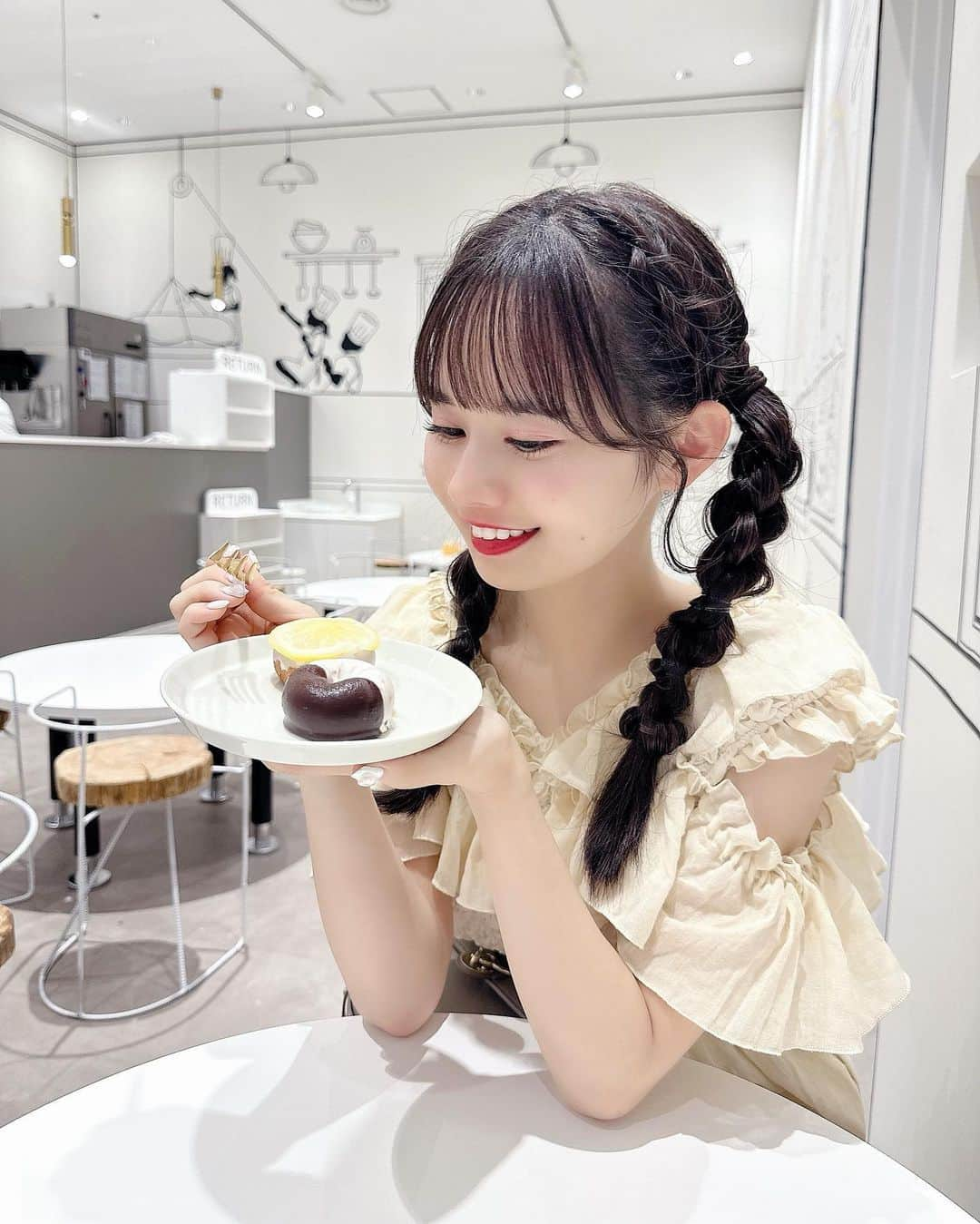 近藤沙瑛子のインスタグラム：「リリイベの空き時間でカフェに行ってきた💭 ライブ後で髪の毛ぼさぼさですが| ε:)_  可愛い空間すぎた…また載せる☺️🍩   #イオンモール幕張新都心  #千葉カフェ  #幕張カフェ」