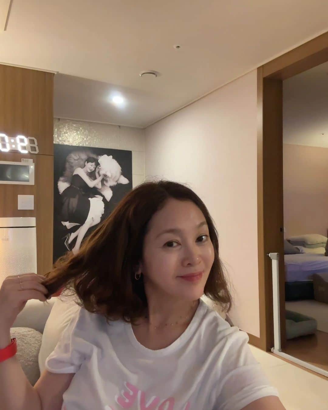 イ・スンヨンのインスタグラム：「아침에 나갔다온 엄마 반기느라 뒤루 넘어가듯 짖고 구르고 뛰는 울 삼남매들 그중 젤 큰형 스탠 @stan.thepoodle 델구 연남동 한바퀴 휘익 돌구 매너교육에 산책교육 한번더  해도해도 필요하니까요 ㅎ  우리#피토75비누로 뽀독뽀독세수하고  잠들기전 마실#하이드로제넥스수소  딱 준비해놓고 #포스티보나꿀차  한잔 느긋하게 마시며 #개훌륭시청중 ㅋ  #이것이찐행복 #감사하고행복하고오♡♡♡」