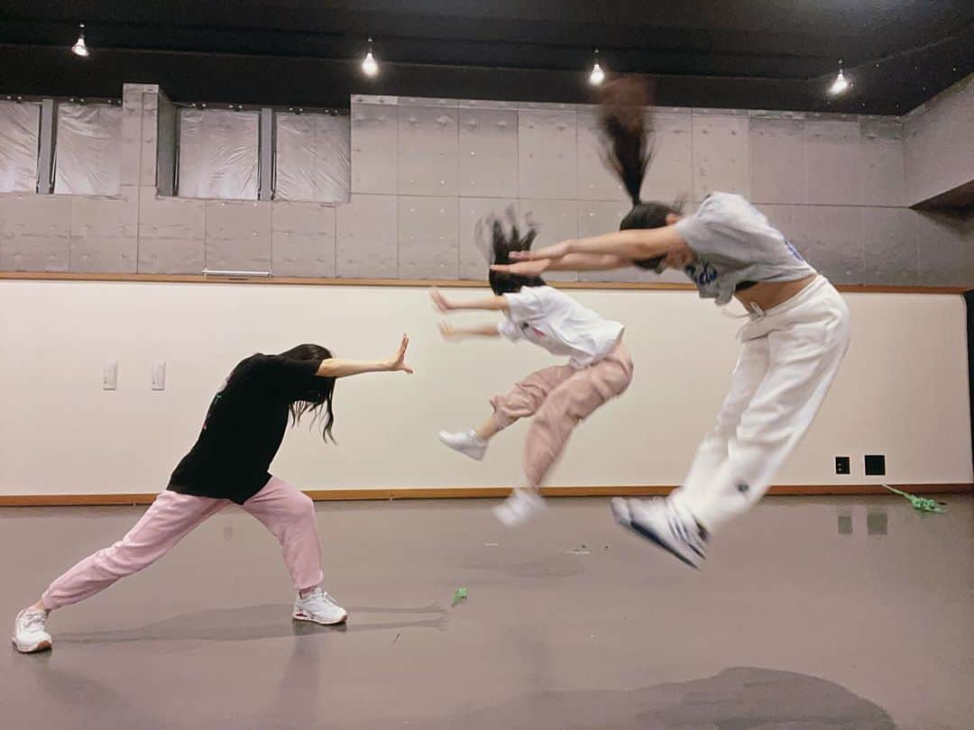 井上玲音のインスタグラム：「・ ・ えばさくりんごが知らない間に私の携帯で撮ってた写真  誕生日じゃないのに3人に祝われた写真  るるちゃんが作ってきてくれたおにぎりの写真  #井上玲音」
