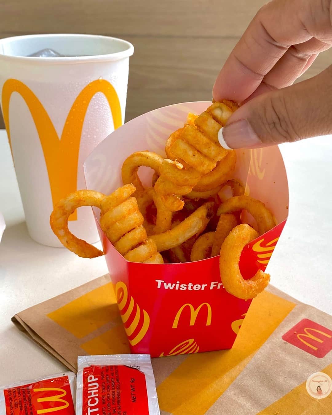 McDonald's Philippinesのインスタグラム：「Tag ur kulot bestie. Palibre ka na ng Twister 🤭 📸: @chammyfuds_08」