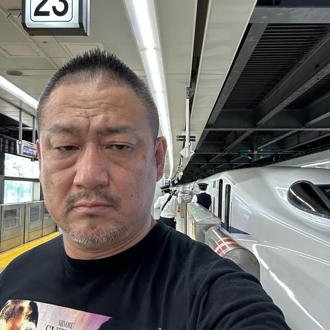 のインスタグラム：「新幹線プロレス無事に終了しました！時速285kmの戦い、と最高の非日常空間でした！この企画を通して頂いたJR東海様、来場してくれたファンの皆様、実現に向け動いて頂いたスタッフの皆様に感謝！そして負けてしまったが鈴木みのる選手に感謝。あなたを超える為にもまだまだ新しい戦場を用意します！ #新幹線プロレス #ddtpro #新幹線」