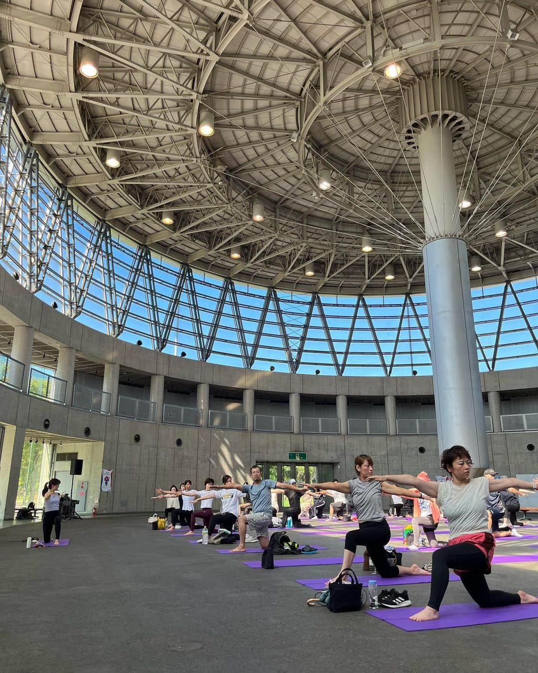 上坂由莉さんのインスタグラム写真 - (上坂由莉Instagram)「ヨガイベント🧘‍♀️ ⁡ 鶴見緑地公園にて開催された Osaka City YOGA🌳☀️ ⁡ ⁡ 大腸ガン撲滅を目的としたイベントという事もあり、 お腹や腸に感覚や意識を向けていく レッスンを行わせていただきました🧘‍♀️‧˚ じんわりお腹が温まったり動いてくる事 味わえましたでしょうか🍀 ⁡ ⁡ 私の今年のテーマでもある腸活✨ 発酵のお勉強をしたりと、 去年のイベントを通じて私自身もより 腸活に意識をするようにはなりました😌 ⁡ ⁡ ヨガの時間で気づけた事を少しでも 日常に取り入れて過ごしていただけると嬉しいです🩷 ⁡ ⁡ 三連休初日、沢山の皆さまと一緒に 楽しい時間を過ごさせていただき感謝です🥰 大阪市、NPO法人ブレイブサークルの皆さま、 そしてイベント会社の皆さま、 今年も本当にありがとうございました🌸 @yogaevent.jp  ⁡ ⁡ #ヨガ #ヨガイベント #大阪ヨガ #大阪ヨガイベント #ヨガインストラクター #ヨガ講師 #大阪イベント #鶴見緑地公園 #鶴見緑地 #腸活ヨガ #がん検査 #腸活 #ウェルネス #ヘルシーライフ #ヨガウェア  #yoga #yogaevent #osakayoga #healthylife」9月18日 21時48分 - yuri_yoga.727