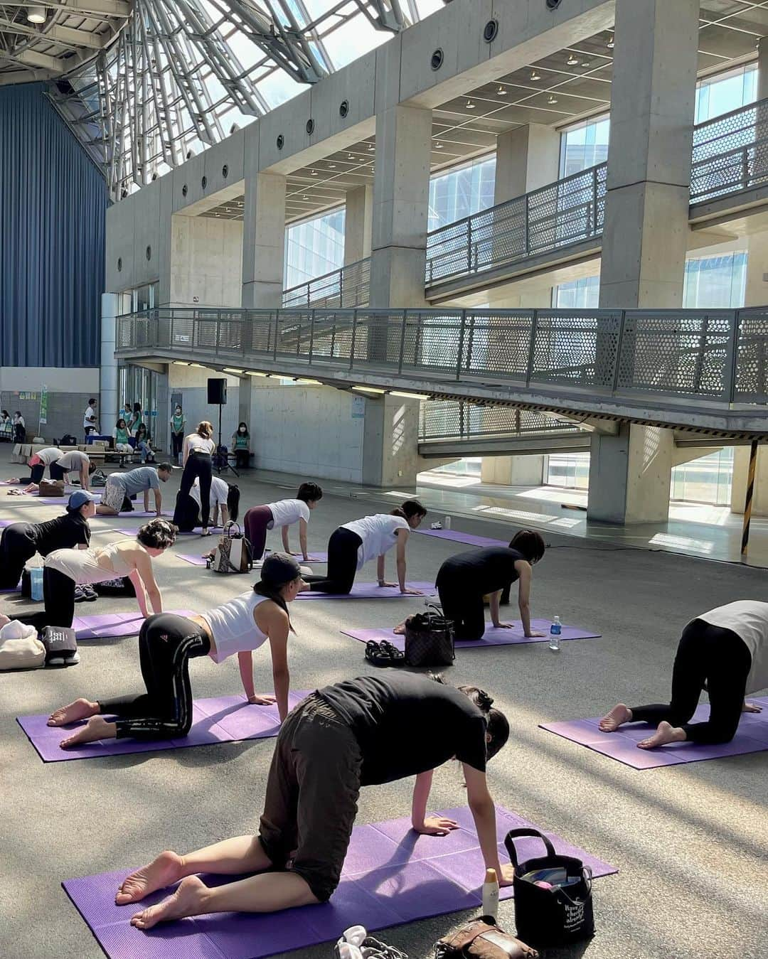 上坂由莉さんのインスタグラム写真 - (上坂由莉Instagram)「ヨガイベント🧘‍♀️ ⁡ 鶴見緑地公園にて開催された Osaka City YOGA🌳☀️ ⁡ ⁡ 大腸ガン撲滅を目的としたイベントという事もあり、 お腹や腸に感覚や意識を向けていく レッスンを行わせていただきました🧘‍♀️‧˚ じんわりお腹が温まったり動いてくる事 味わえましたでしょうか🍀 ⁡ ⁡ 私の今年のテーマでもある腸活✨ 発酵のお勉強をしたりと、 去年のイベントを通じて私自身もより 腸活に意識をするようにはなりました😌 ⁡ ⁡ ヨガの時間で気づけた事を少しでも 日常に取り入れて過ごしていただけると嬉しいです🩷 ⁡ ⁡ 三連休初日、沢山の皆さまと一緒に 楽しい時間を過ごさせていただき感謝です🥰 大阪市、NPO法人ブレイブサークルの皆さま、 そしてイベント会社の皆さま、 今年も本当にありがとうございました🌸 @yogaevent.jp  ⁡ ⁡ #ヨガ #ヨガイベント #大阪ヨガ #大阪ヨガイベント #ヨガインストラクター #ヨガ講師 #大阪イベント #鶴見緑地公園 #鶴見緑地 #腸活ヨガ #がん検査 #腸活 #ウェルネス #ヘルシーライフ #ヨガウェア  #yoga #yogaevent #osakayoga #healthylife」9月18日 21時48分 - yuri_yoga.727