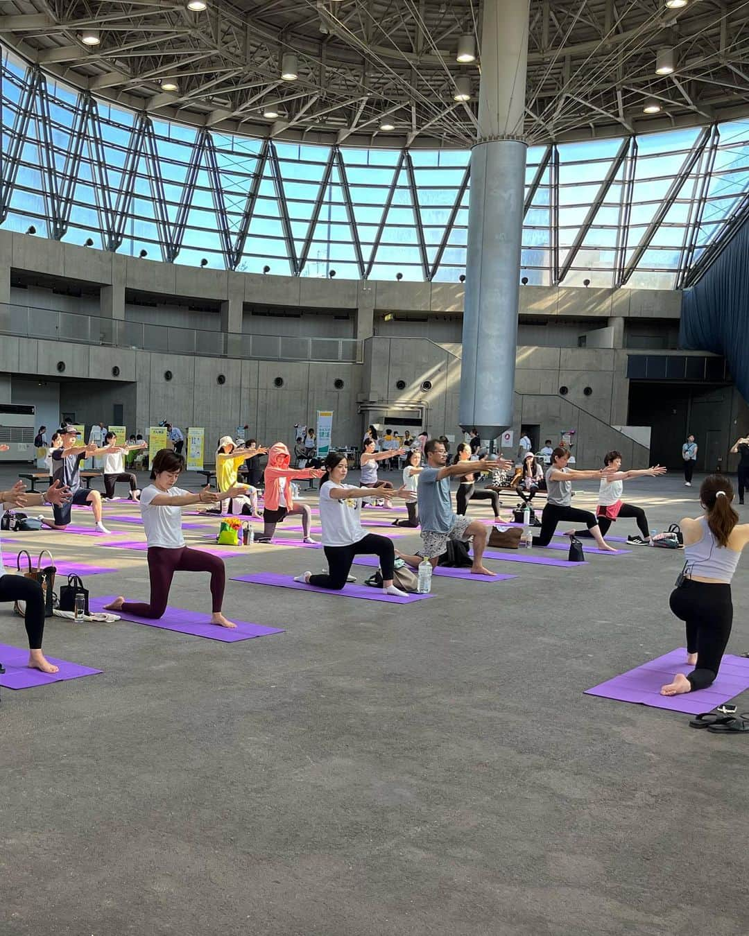 上坂由莉さんのインスタグラム写真 - (上坂由莉Instagram)「ヨガイベント🧘‍♀️ ⁡ 鶴見緑地公園にて開催された Osaka City YOGA🌳☀️ ⁡ ⁡ 大腸ガン撲滅を目的としたイベントという事もあり、 お腹や腸に感覚や意識を向けていく レッスンを行わせていただきました🧘‍♀️‧˚ じんわりお腹が温まったり動いてくる事 味わえましたでしょうか🍀 ⁡ ⁡ 私の今年のテーマでもある腸活✨ 発酵のお勉強をしたりと、 去年のイベントを通じて私自身もより 腸活に意識をするようにはなりました😌 ⁡ ⁡ ヨガの時間で気づけた事を少しでも 日常に取り入れて過ごしていただけると嬉しいです🩷 ⁡ ⁡ 三連休初日、沢山の皆さまと一緒に 楽しい時間を過ごさせていただき感謝です🥰 大阪市、NPO法人ブレイブサークルの皆さま、 そしてイベント会社の皆さま、 今年も本当にありがとうございました🌸 @yogaevent.jp  ⁡ ⁡ #ヨガ #ヨガイベント #大阪ヨガ #大阪ヨガイベント #ヨガインストラクター #ヨガ講師 #大阪イベント #鶴見緑地公園 #鶴見緑地 #腸活ヨガ #がん検査 #腸活 #ウェルネス #ヘルシーライフ #ヨガウェア  #yoga #yogaevent #osakayoga #healthylife」9月18日 21時48分 - yuri_yoga.727