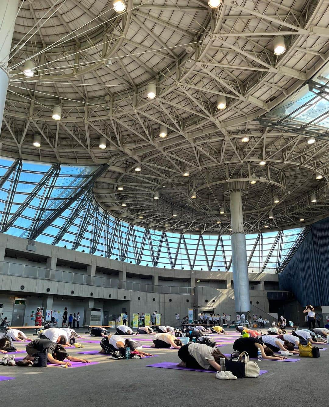 上坂由莉さんのインスタグラム写真 - (上坂由莉Instagram)「ヨガイベント🧘‍♀️ ⁡ 鶴見緑地公園にて開催された Osaka City YOGA🌳☀️ ⁡ ⁡ 大腸ガン撲滅を目的としたイベントという事もあり、 お腹や腸に感覚や意識を向けていく レッスンを行わせていただきました🧘‍♀️‧˚ じんわりお腹が温まったり動いてくる事 味わえましたでしょうか🍀 ⁡ ⁡ 私の今年のテーマでもある腸活✨ 発酵のお勉強をしたりと、 去年のイベントを通じて私自身もより 腸活に意識をするようにはなりました😌 ⁡ ⁡ ヨガの時間で気づけた事を少しでも 日常に取り入れて過ごしていただけると嬉しいです🩷 ⁡ ⁡ 三連休初日、沢山の皆さまと一緒に 楽しい時間を過ごさせていただき感謝です🥰 大阪市、NPO法人ブレイブサークルの皆さま、 そしてイベント会社の皆さま、 今年も本当にありがとうございました🌸 @yogaevent.jp  ⁡ ⁡ #ヨガ #ヨガイベント #大阪ヨガ #大阪ヨガイベント #ヨガインストラクター #ヨガ講師 #大阪イベント #鶴見緑地公園 #鶴見緑地 #腸活ヨガ #がん検査 #腸活 #ウェルネス #ヘルシーライフ #ヨガウェア  #yoga #yogaevent #osakayoga #healthylife」9月18日 21時48分 - yuri_yoga.727