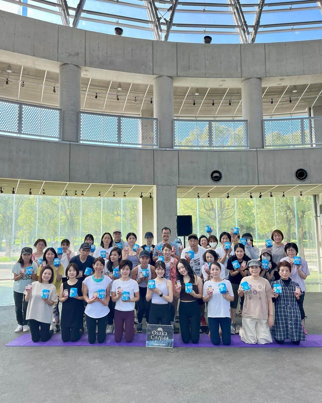 上坂由莉のインスタグラム：「ヨガイベント🧘‍♀️ ⁡ 鶴見緑地公園にて開催された Osaka City YOGA🌳☀️ ⁡ ⁡ 大腸ガン撲滅を目的としたイベントという事もあり、 お腹や腸に感覚や意識を向けていく レッスンを行わせていただきました🧘‍♀️‧˚ じんわりお腹が温まったり動いてくる事 味わえましたでしょうか🍀 ⁡ ⁡ 私の今年のテーマでもある腸活✨ 発酵のお勉強をしたりと、 去年のイベントを通じて私自身もより 腸活に意識をするようにはなりました😌 ⁡ ⁡ ヨガの時間で気づけた事を少しでも 日常に取り入れて過ごしていただけると嬉しいです🩷 ⁡ ⁡ 三連休初日、沢山の皆さまと一緒に 楽しい時間を過ごさせていただき感謝です🥰 大阪市、NPO法人ブレイブサークルの皆さま、 そしてイベント会社の皆さま、 今年も本当にありがとうございました🌸 @yogaevent.jp  ⁡ ⁡ #ヨガ #ヨガイベント #大阪ヨガ #大阪ヨガイベント #ヨガインストラクター #ヨガ講師 #大阪イベント #鶴見緑地公園 #鶴見緑地 #腸活ヨガ #がん検査 #腸活 #ウェルネス #ヘルシーライフ #ヨガウェア  #yoga #yogaevent #osakayoga #healthylife」