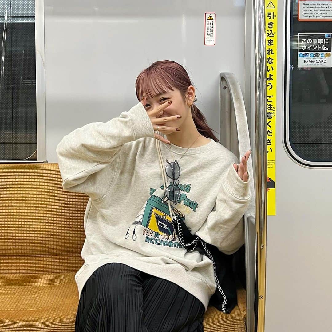 さやべびのインスタグラム：「・ ・ ・ 秋服早く着たい〜〜〜 ・  #秋服 #秋服コーデ   #ハイトーンカラー #ピンクベージュ   #スウェット #スウェットコーデ   #miook」