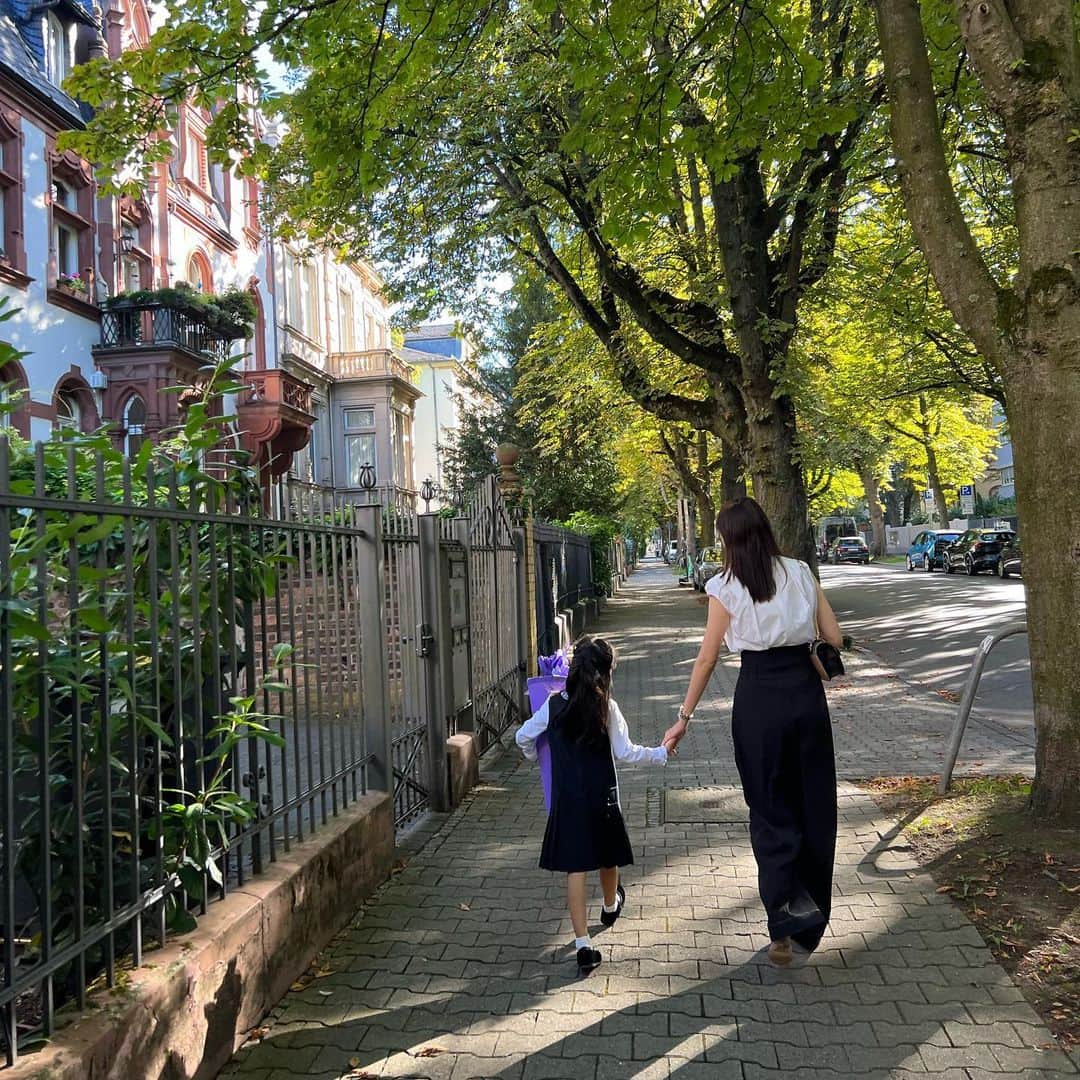 佐藤ありさのインスタグラム：「先日、娘が小学校に入学しました。 成長の嬉しさを感じると同時に、あっという間だなーと… 元気に逞しく育ってくれてありがとう☺️ 改めて今を大切に。 さまざまな経験をして楽しい小学校生活になりますように✨」