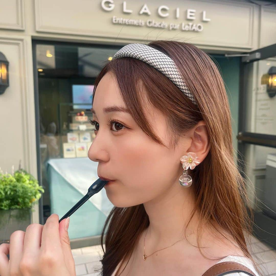 宮坂杏さんのインスタグラム写真 - (宮坂杏Instagram)「写真盛れた☺️ アイス一日で何個食べれる選手権早くやりたい🍨 . . . #もぐもぐ #食べるの大好き #アイス部 #彼女感 #カチューシャ #ヘアアクセサリー #ヘアアレンジ #おでこ #前髪なし #セルフィー #表参道スイーツ #ジェラート #女の子 #glaciel #eat #icecream #gelato #sweets #photography #selfie #japanesegirl」9月18日 21時53分 - miyacii.kaeru