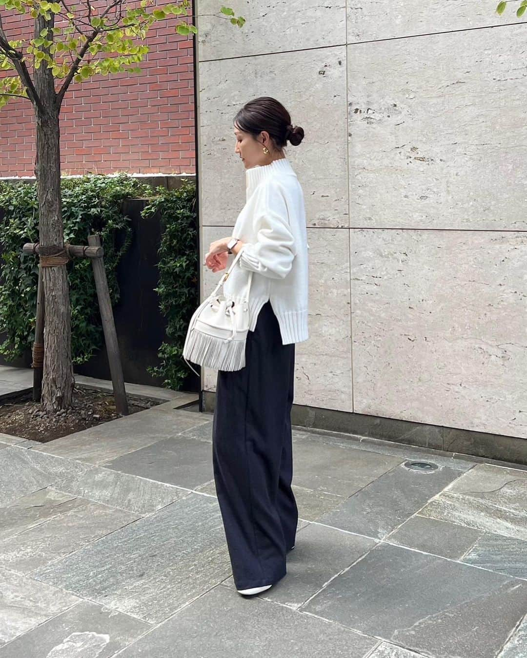 金子麻貴さんのインスタグラム写真 - (金子麻貴Instagram)「トレンドのジップアップニット🤍  グレーも迷ったけどやっぱり冬はホワイトかなと思ってこちらにしました🥰  横から見た時のシルエットや丈もワイドパンツに合わせやすくて好き🫶  もちもちで着心地も良くてハンドウォッシャブルなのも嬉しい✨  @opaque.clip  #fashion#outfit#opaqueclip#zozo#zozotown購入品#ジップアップニット#ニットコーデ#秋コーデ#冬コーデ#ホワイトニット#ママコーデ#シンプルコーデ」9月18日 21時54分 - mtmmaki