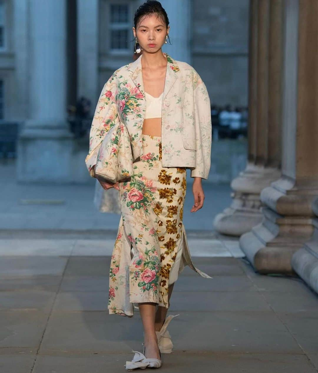 タビサシモンズさんのインスタグラム写真 - (タビサシモンズInstagram)「I am so excited to share my first London show @erdem  SPRING SUMMER 2024.  Styling @tabithasimmons  Make Up: @bobbibrown  @bbpro_amyconway  Hair @richardphillipart  Here are some of my favorite looks」9月18日 22時05分 - tabithasimmons