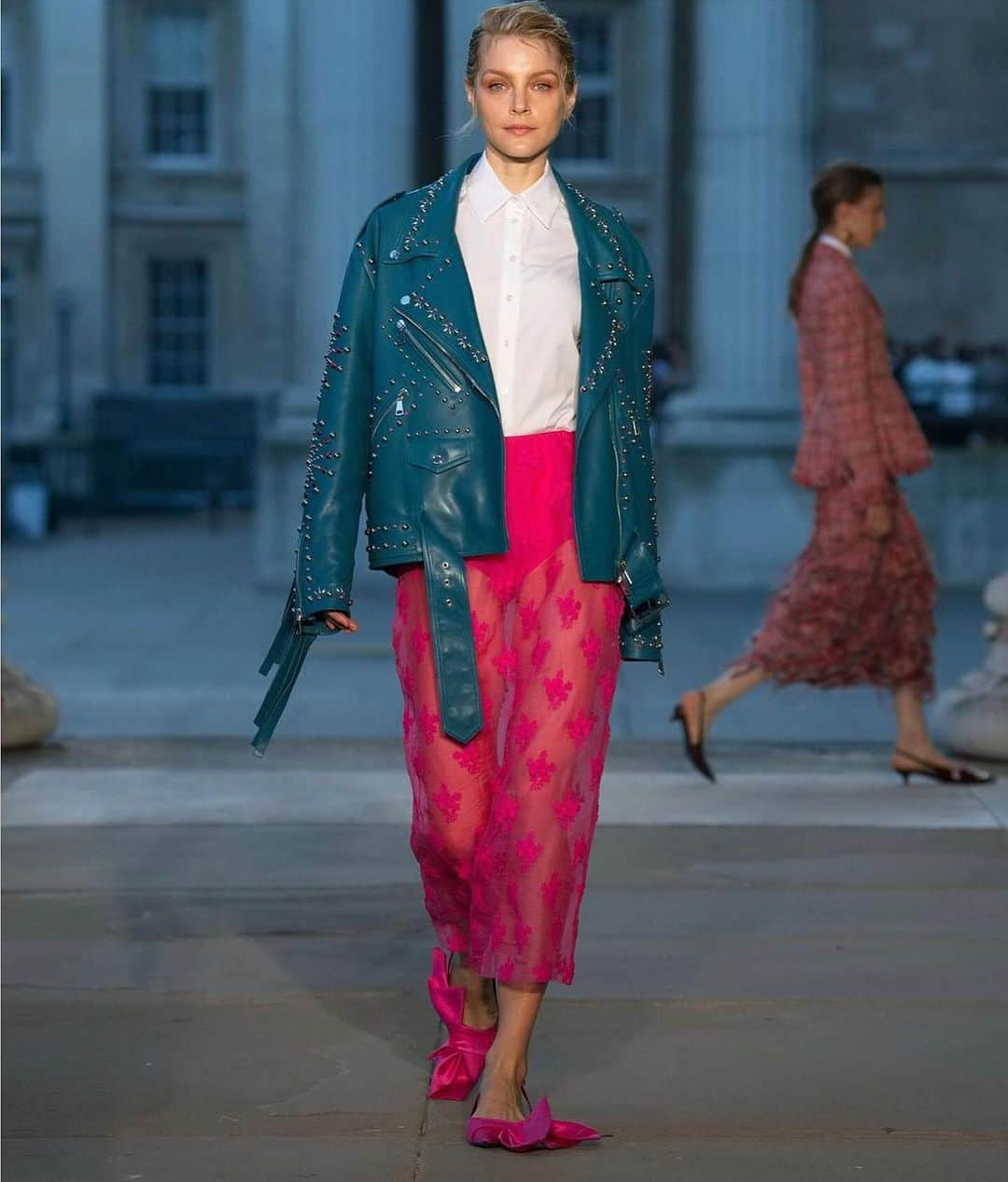 タビサシモンズさんのインスタグラム写真 - (タビサシモンズInstagram)「I am so excited to share my first London show @erdem  SPRING SUMMER 2024.  Styling @tabithasimmons  Make Up: @bobbibrown  @bbpro_amyconway  Hair @richardphillipart  Here are some of my favorite looks」9月18日 22時05分 - tabithasimmons