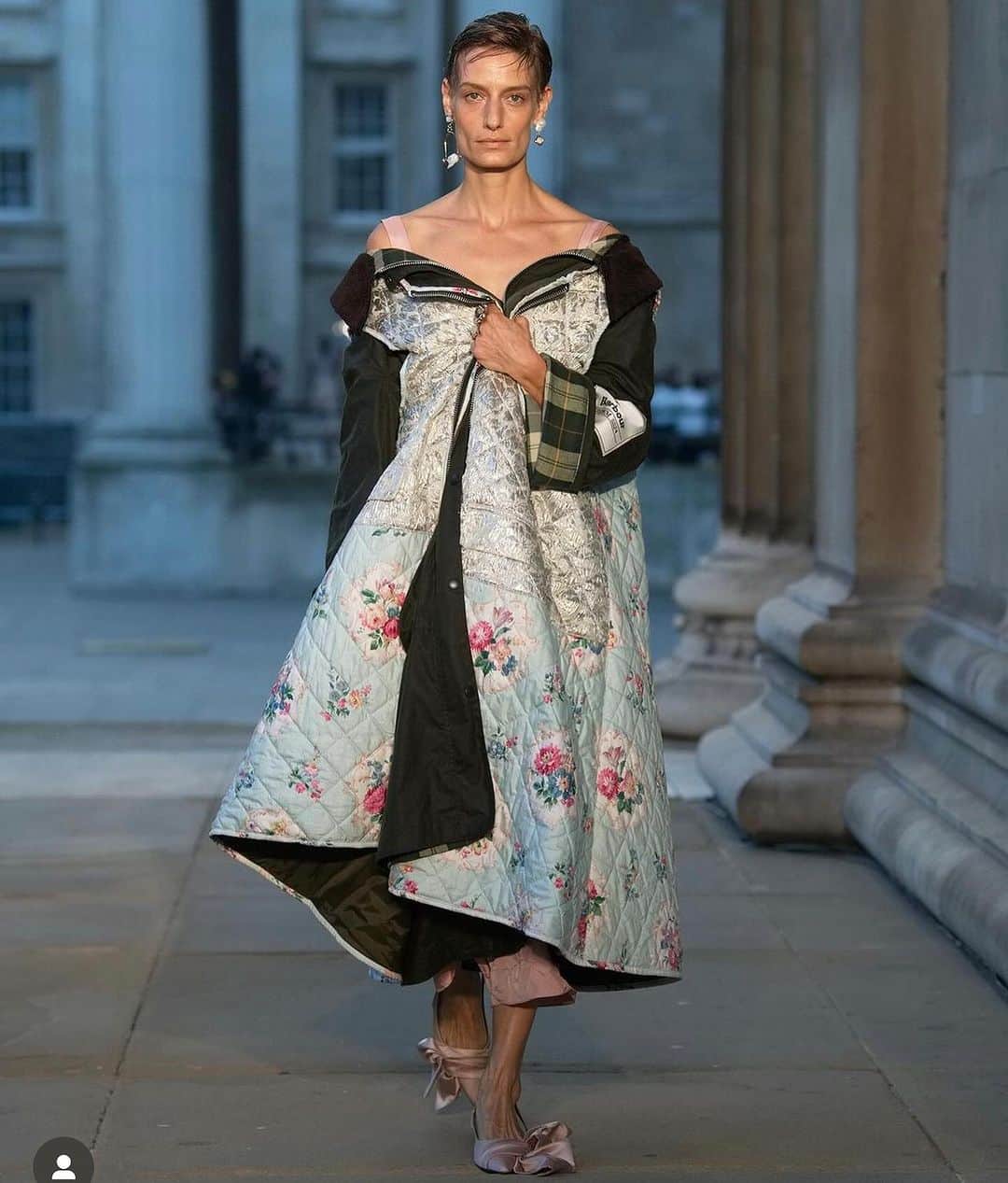 タビサシモンズのインスタグラム：「I am so excited to share my first London show @erdem  SPRING SUMMER 2024.  Styling @tabithasimmons  Make Up: @bobbibrown  @bbpro_amyconway  Hair @richardphillipart  Here are some of my favorite looks」