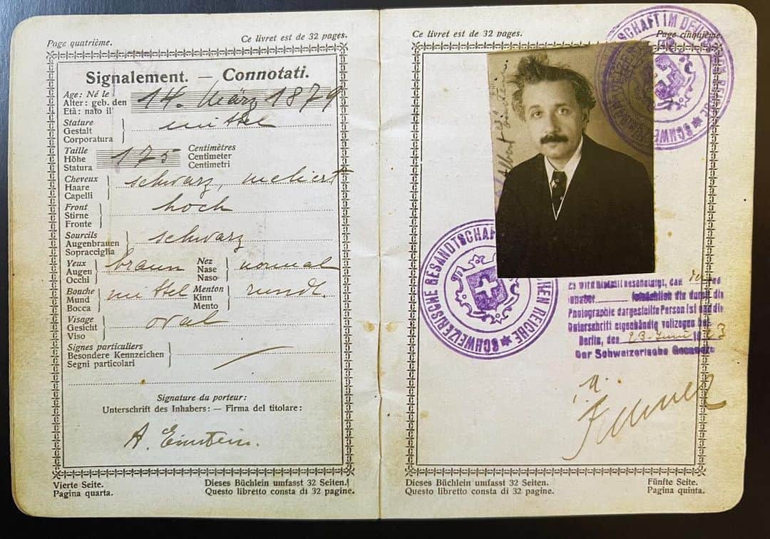 アルベルト・アインシュタインさんのインスタグラム写真 - (アルベルト・アインシュタインInstagram)「100 years ago this year: Einstein's Swiss passport, issued in 1923.」9月18日 22時05分 - alberteinstein
